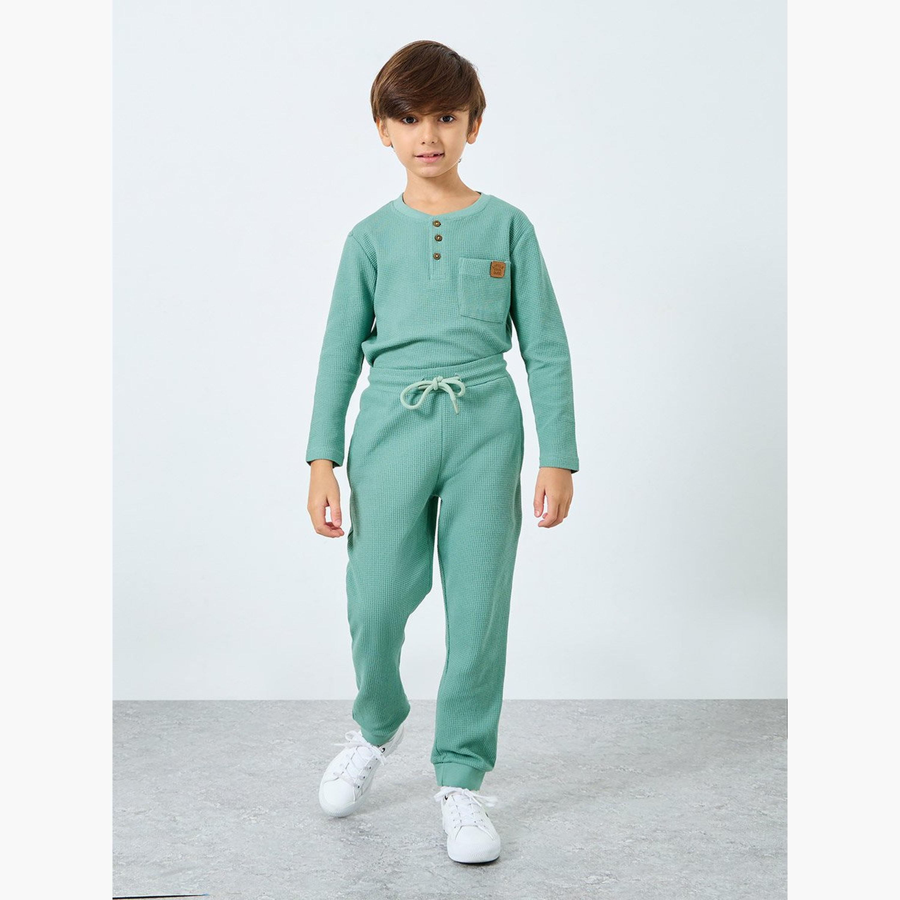 طقم من بنطال جوغر وتيشيرت محبوك بنسيج وافل-boys-clothing-setsandcoords-image-3