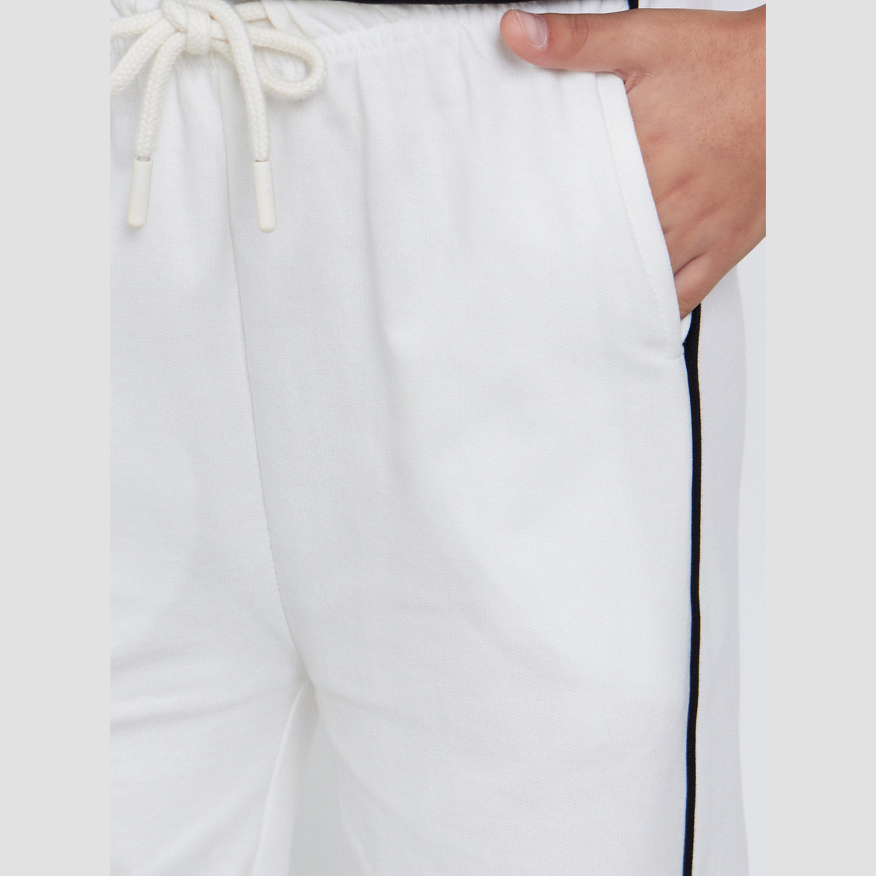 ستايلي - بنطال رياضي واسع الساق لون أبيض للمراهقين مع حواف جانبية-girls-clothing-bottoms-joggersandtrackpants-image-4