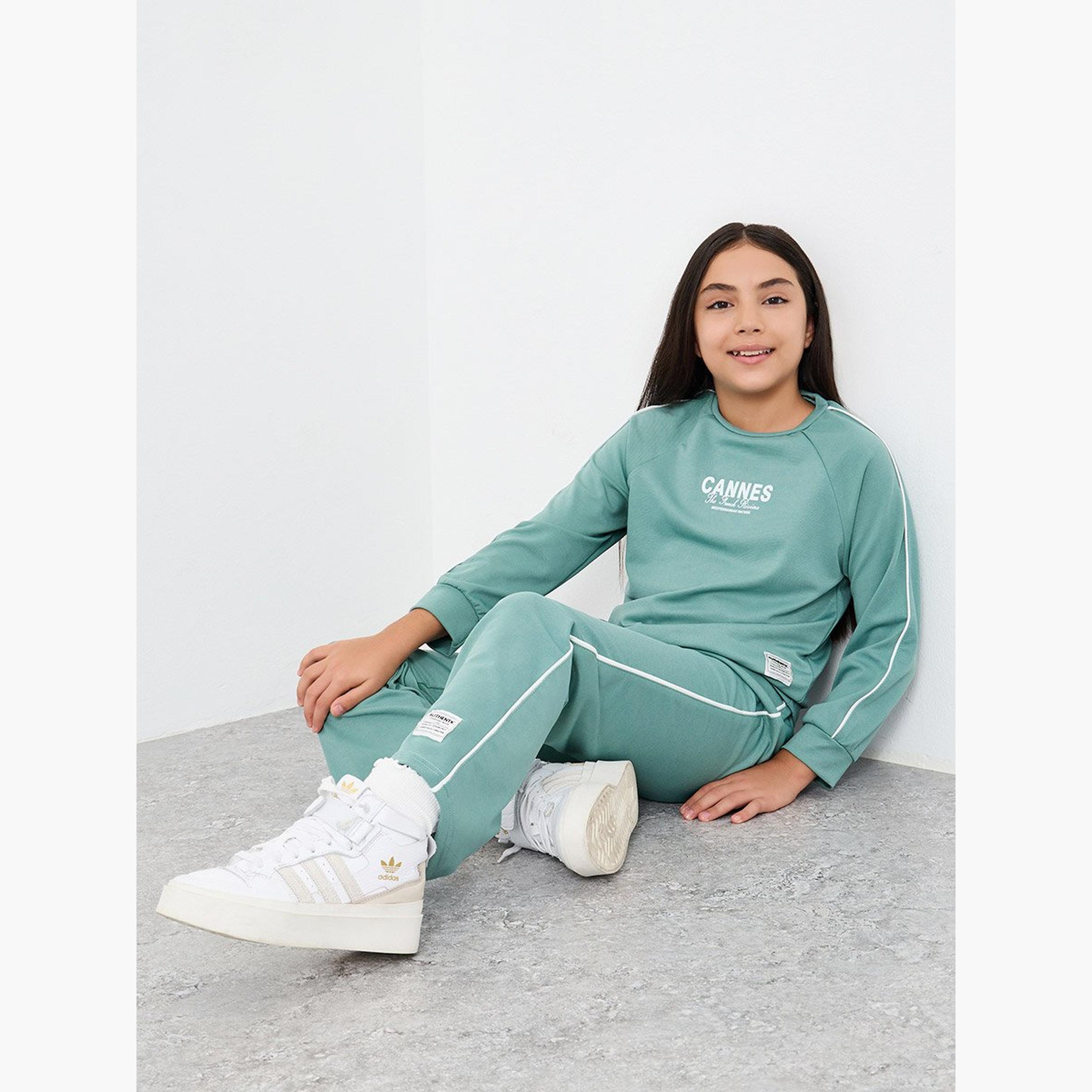 طقم من بنطال وسويت شيرت بطبعة-girls-clothing-setsandcoords-image-2