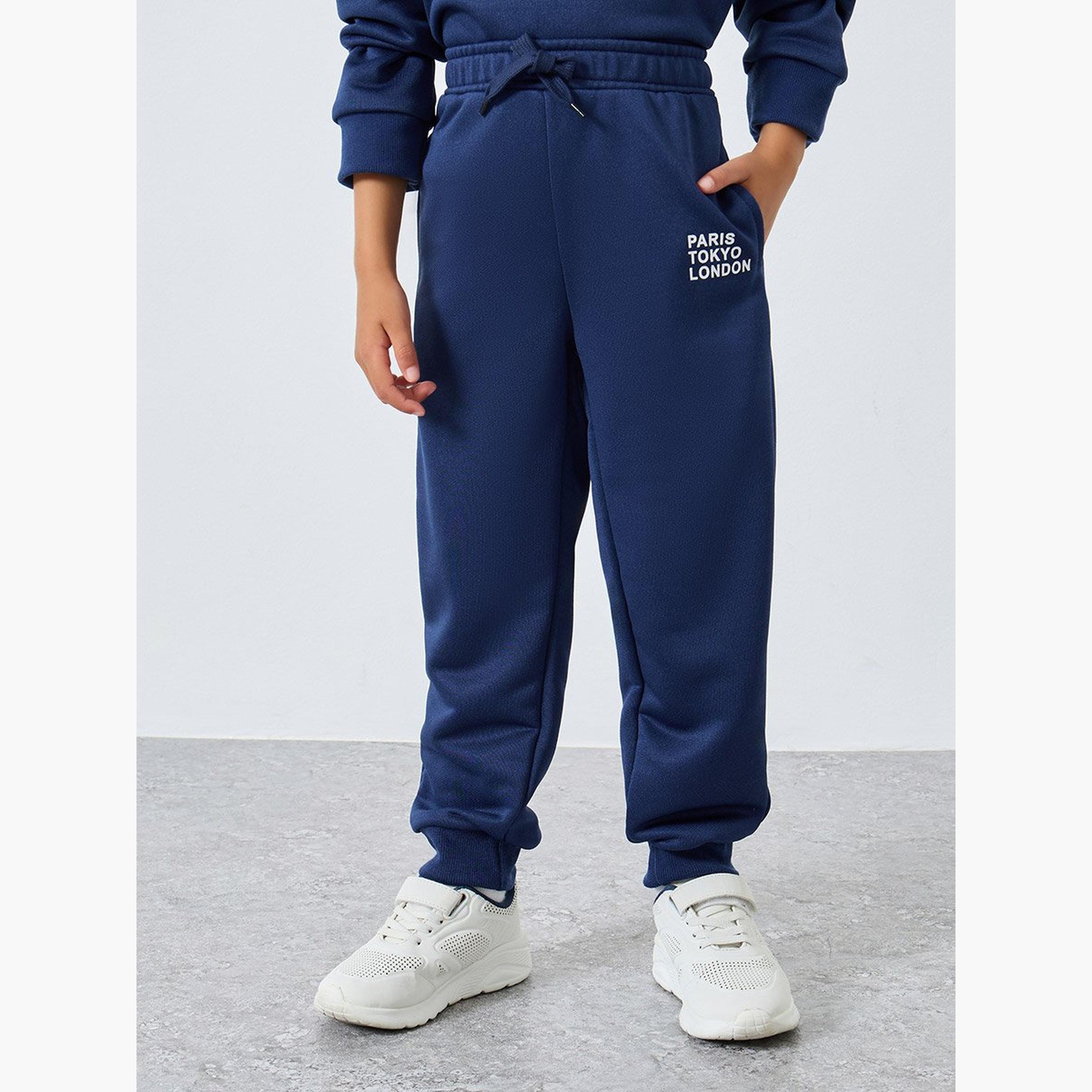 طقم منسق من بنطال جوغر وسويت شيرت بطبعة كتابة-boys-clothing-setsandcoords-image-4