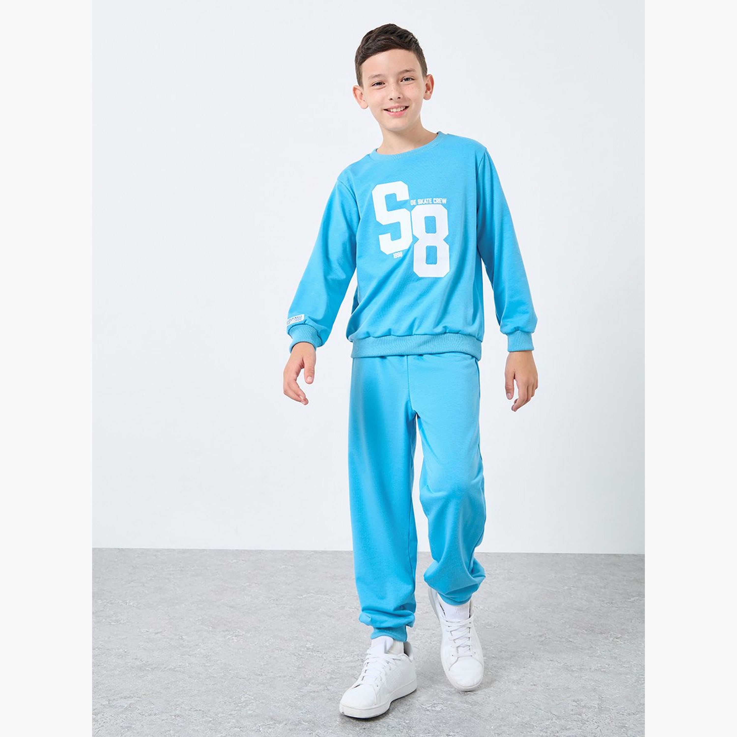 طقم من بنطال جوغر وسويت شيرت بطبعة جرافيك-boys-clothing-setsandcoords-image-1