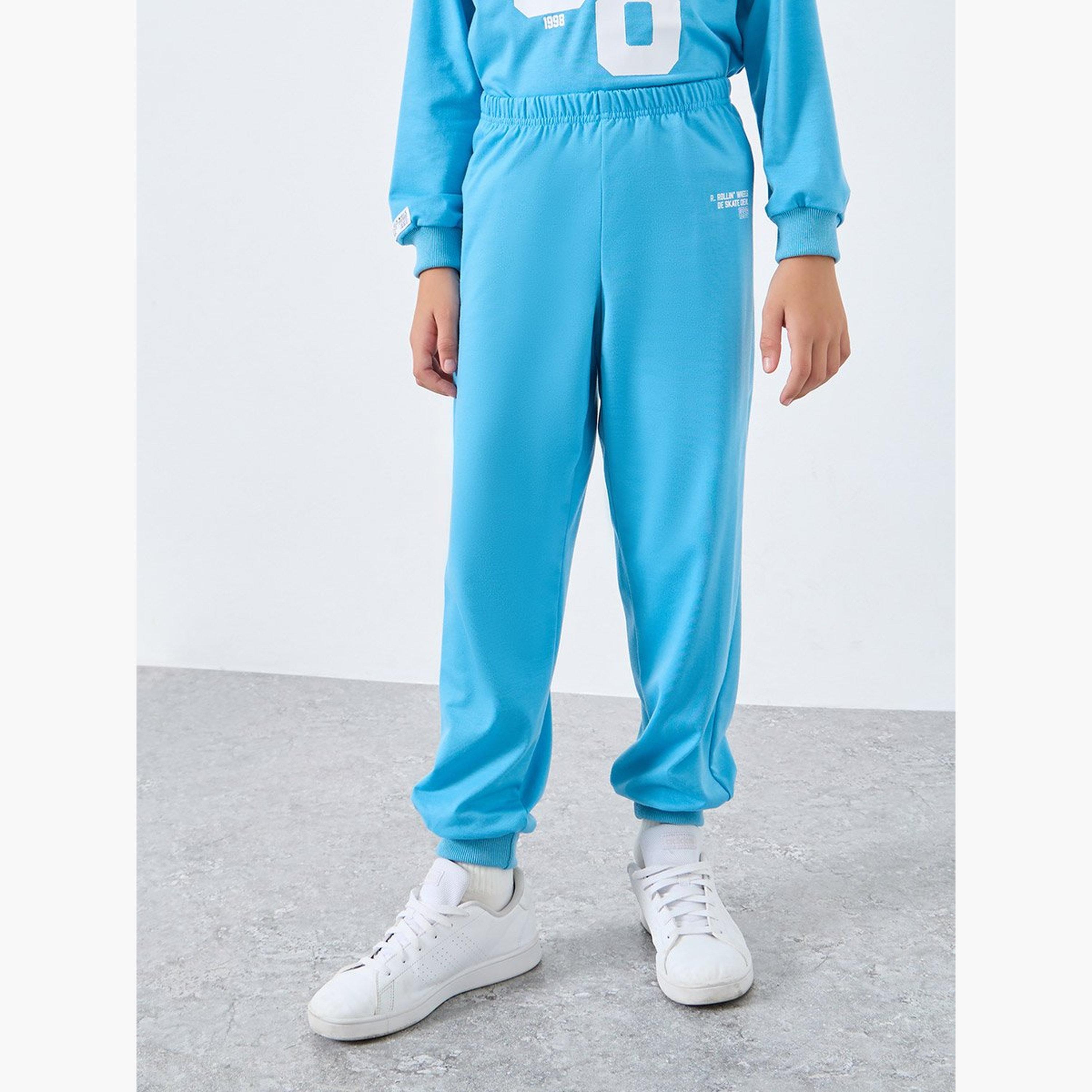طقم من بنطال جوغر وسويت شيرت بطبعة جرافيك-boys-clothing-setsandcoords-image-5