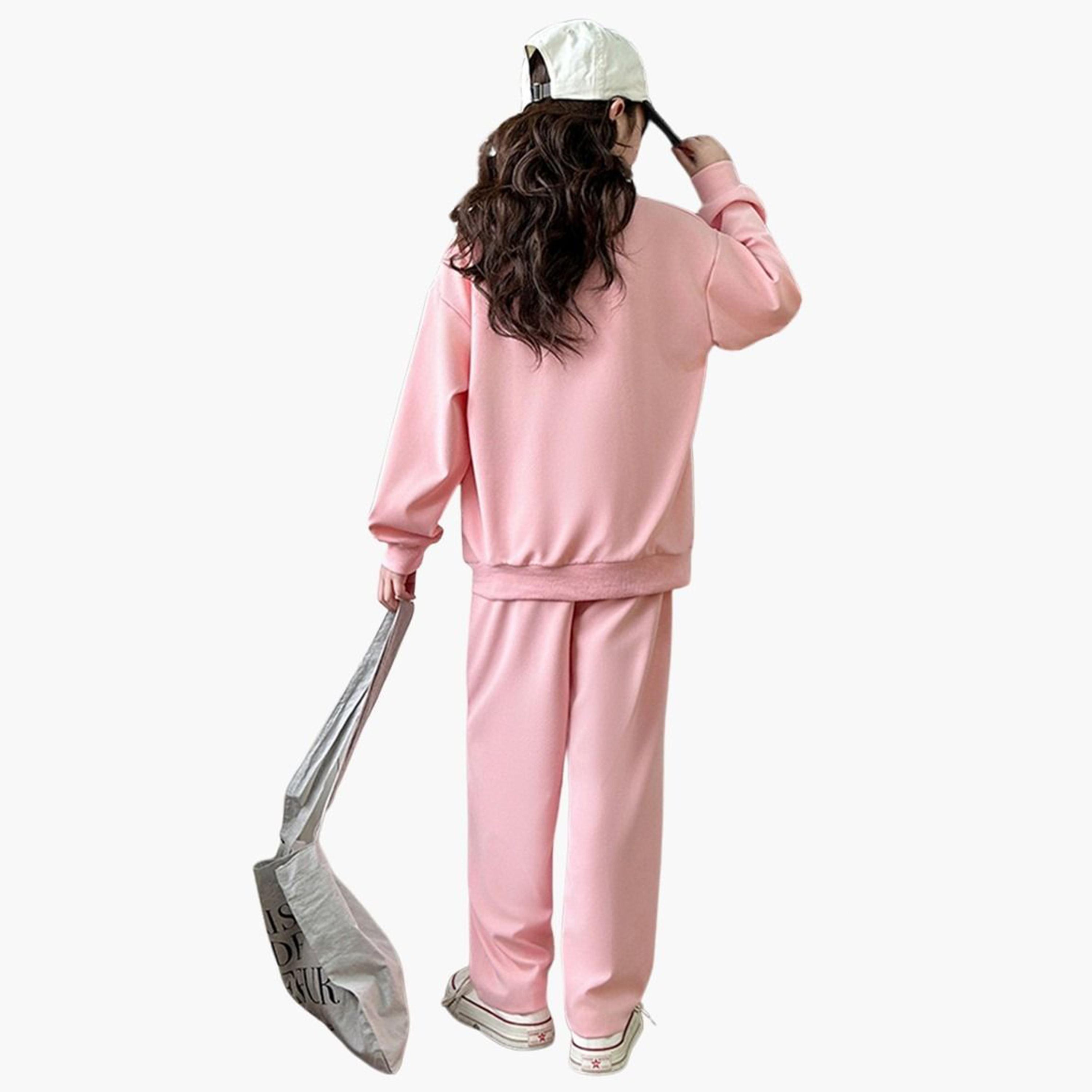 تيك تو - طقم سويت شيرت وبنطال رياضي مطبوع لون وردي-girls-clothing-setsandcoords-image-4