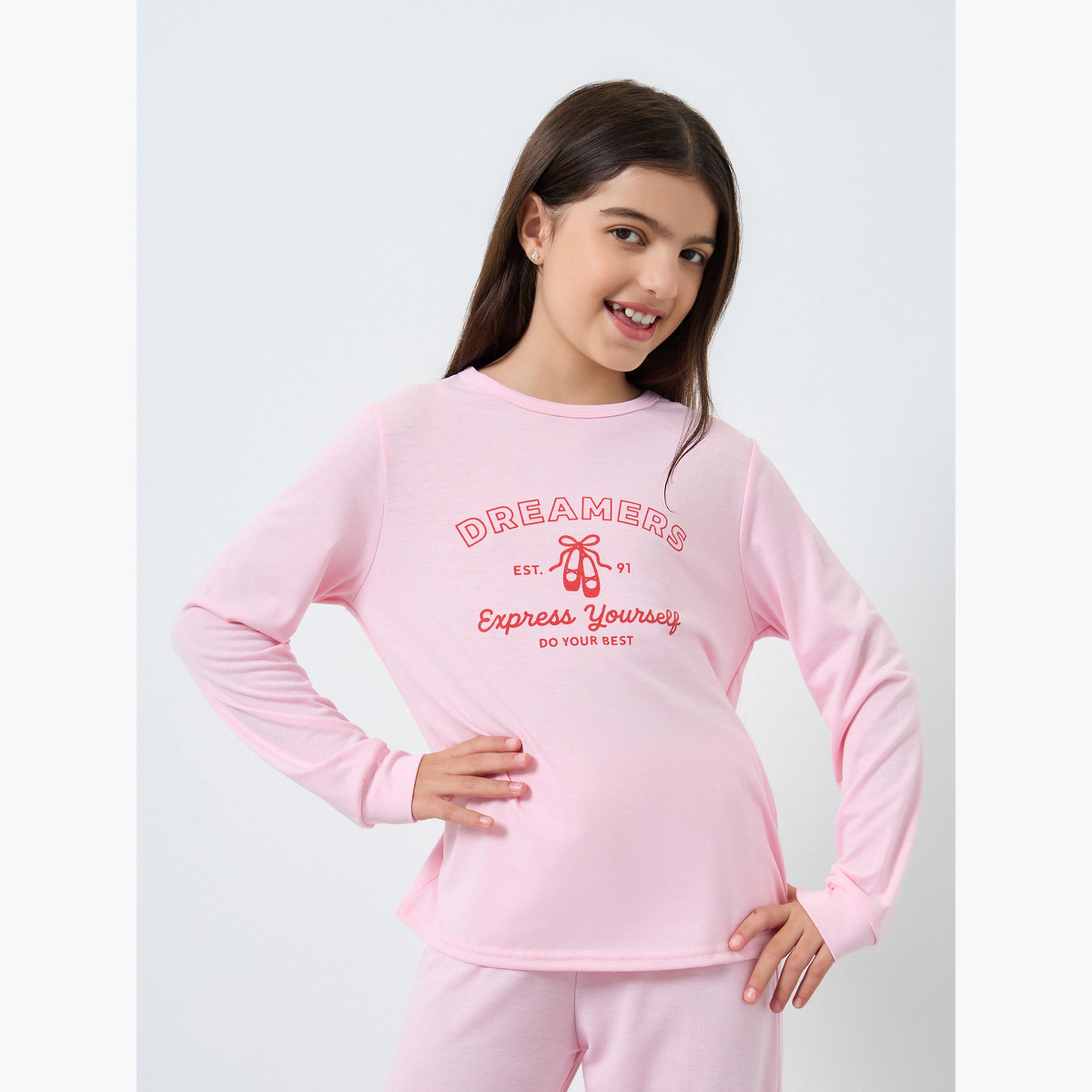 ستايلي - بيجاما قميص بكتف منسدل بطبعة جرافيكية للبنات-girls-clothing-nightwear-image-2