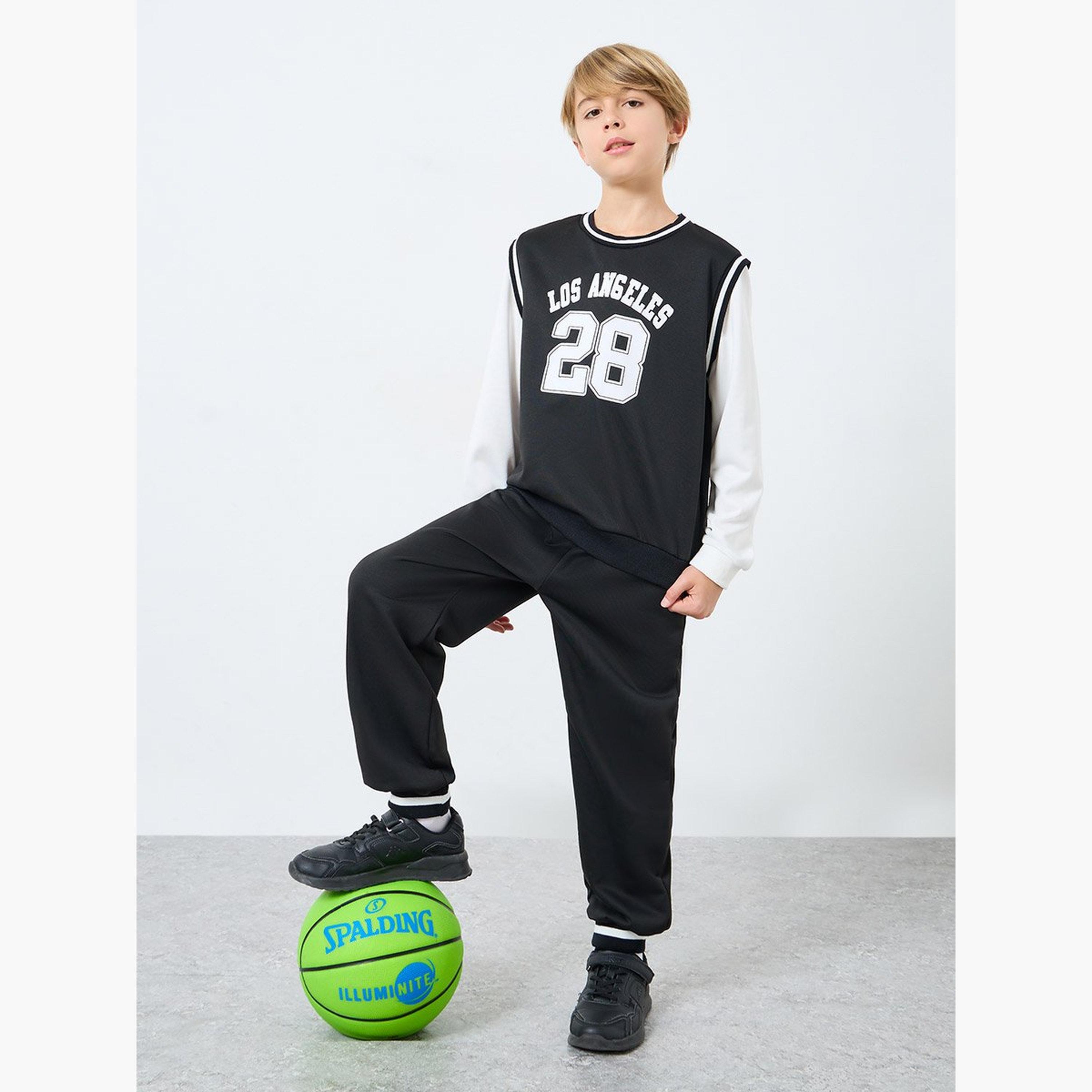ستايلي - طقم سويت شيرت وبنطال رياضي بطبعة جرافيكية لون أسود-boys-clothing-setsandcoords-image-1