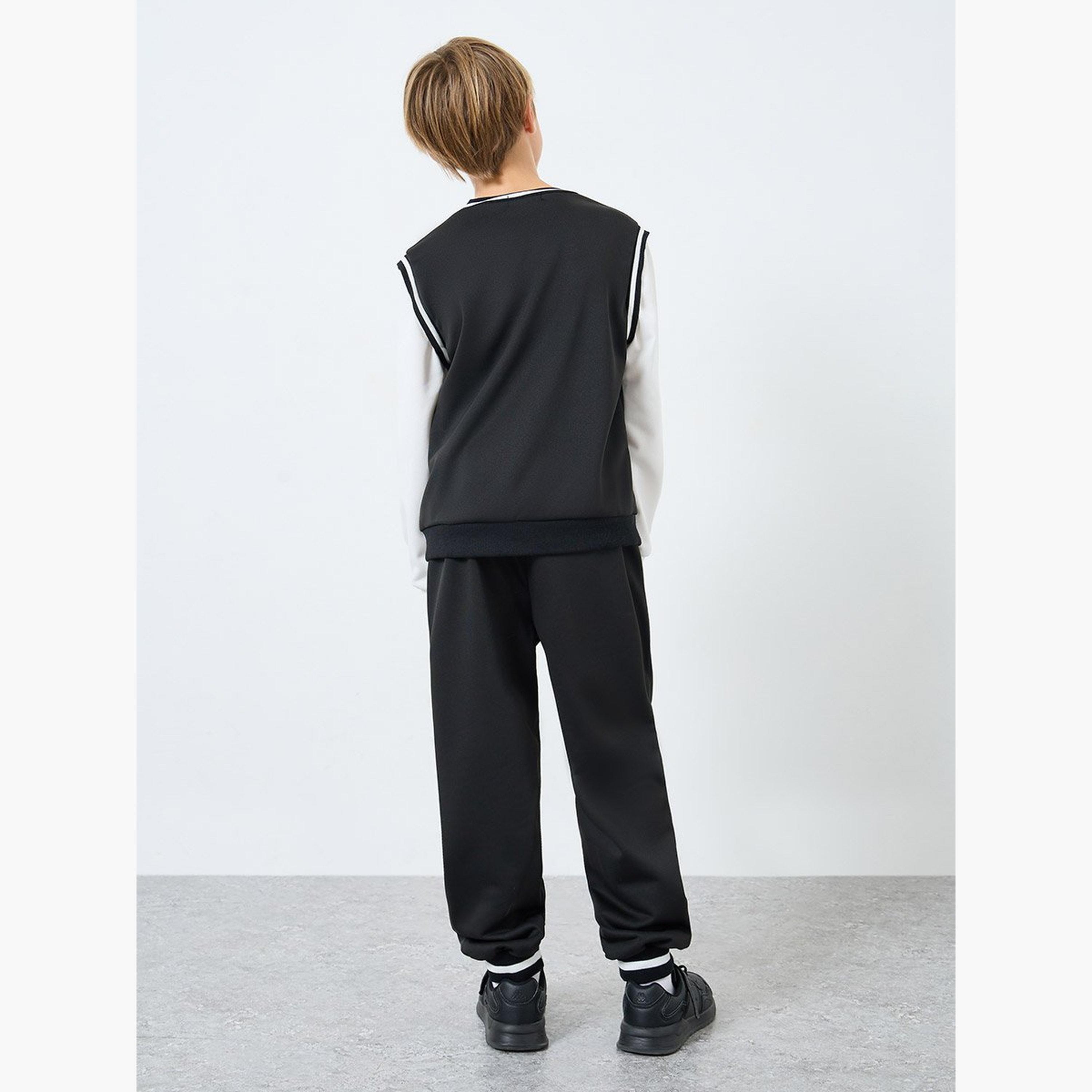 ستايلي - طقم سويت شيرت وبنطال رياضي بطبعة جرافيكية لون أسود-boys-clothing-setsandcoords-image-4