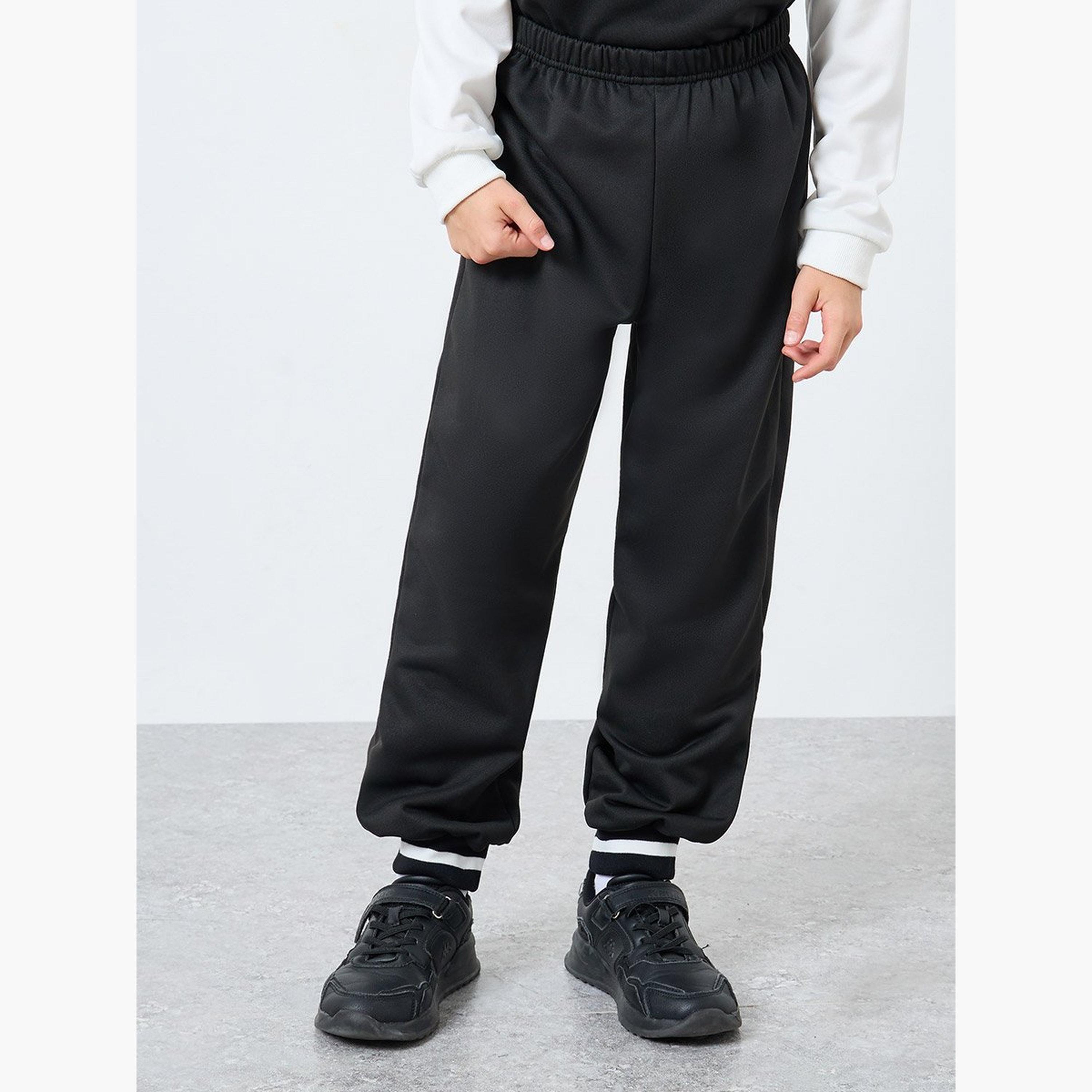 ستايلي - طقم سويت شيرت وبنطال رياضي بطبعة جرافيكية لون أسود-boys-clothing-setsandcoords-image-5