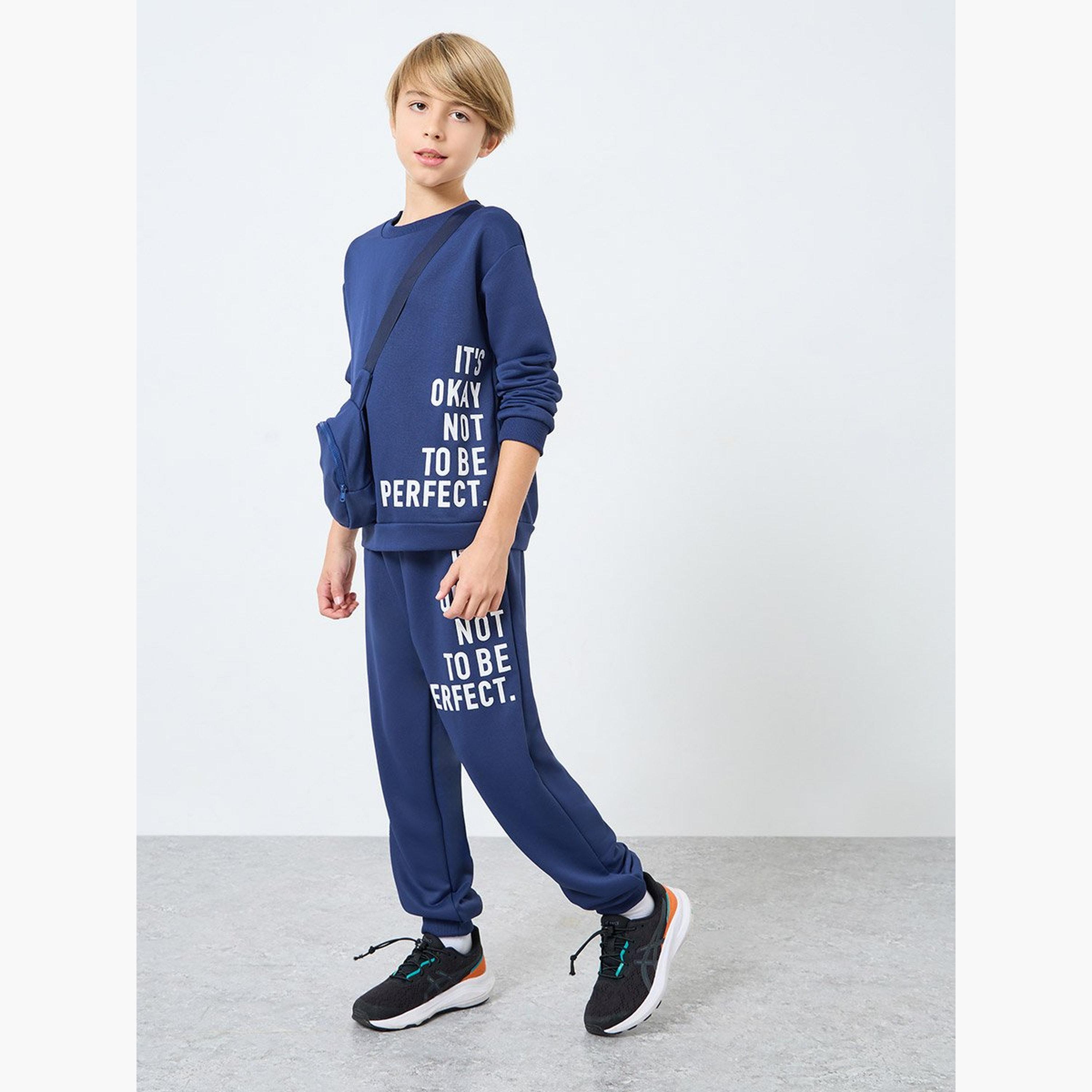 ستايلي - سويت شيرت وبنطال رياضي بطبعة شعار مع شنطة كتف-boys-clothing-setsandcoords-image-1