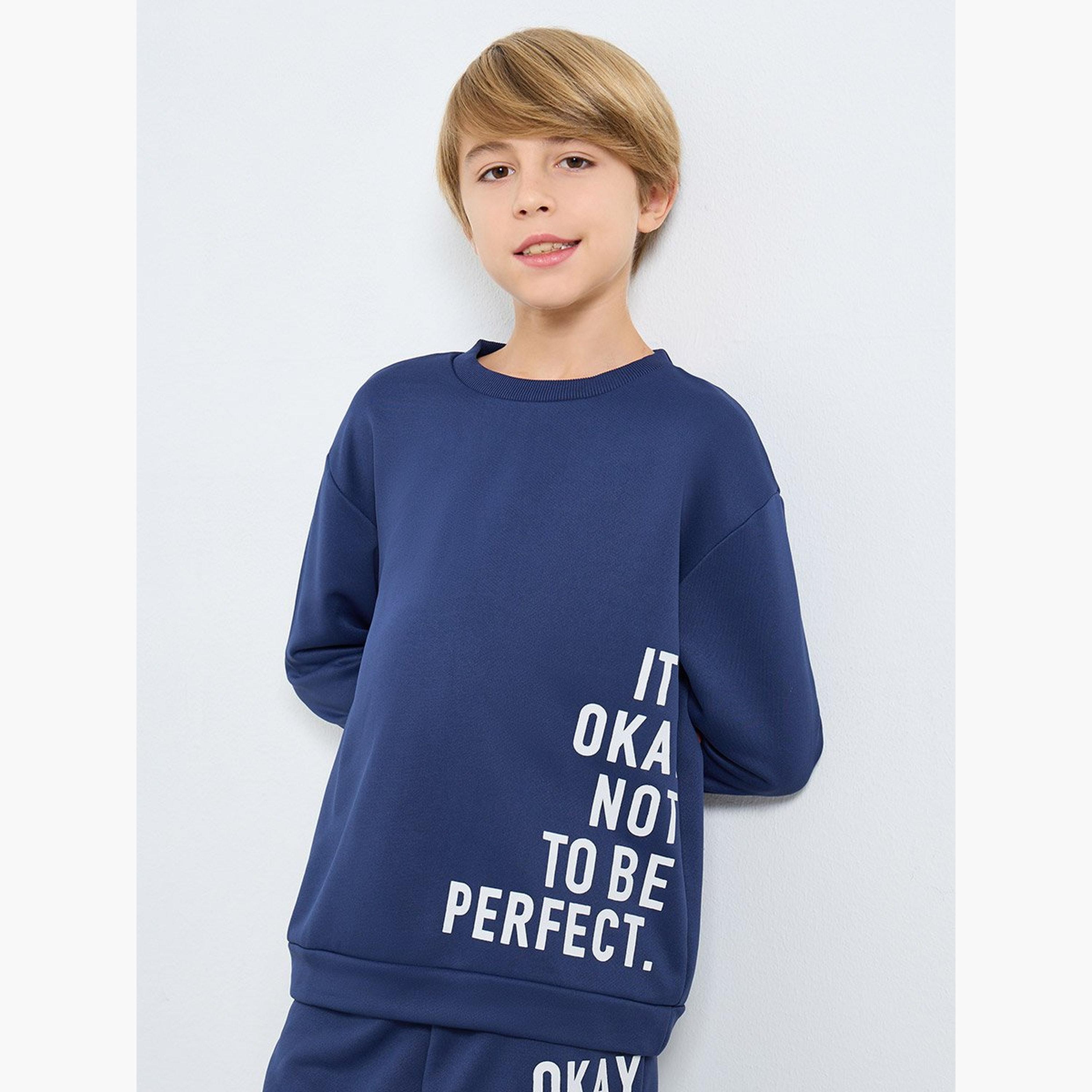 ستايلي - سويت شيرت وبنطال رياضي بطبعة شعار مع شنطة كتف-boys-clothing-setsandcoords-image-2