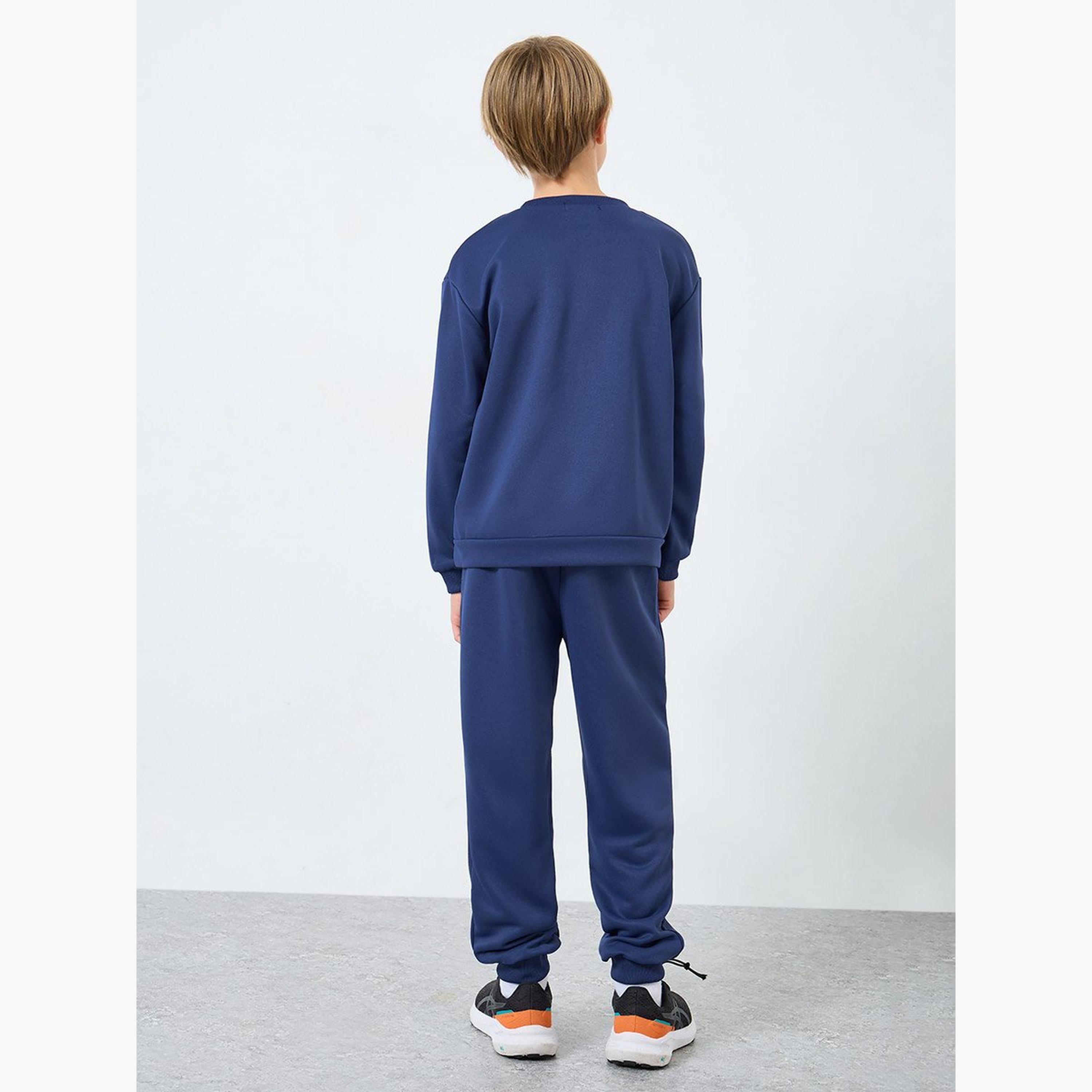 ستايلي - سويت شيرت وبنطال رياضي بطبعة شعار مع شنطة كتف-boys-clothing-setsandcoords-image-5