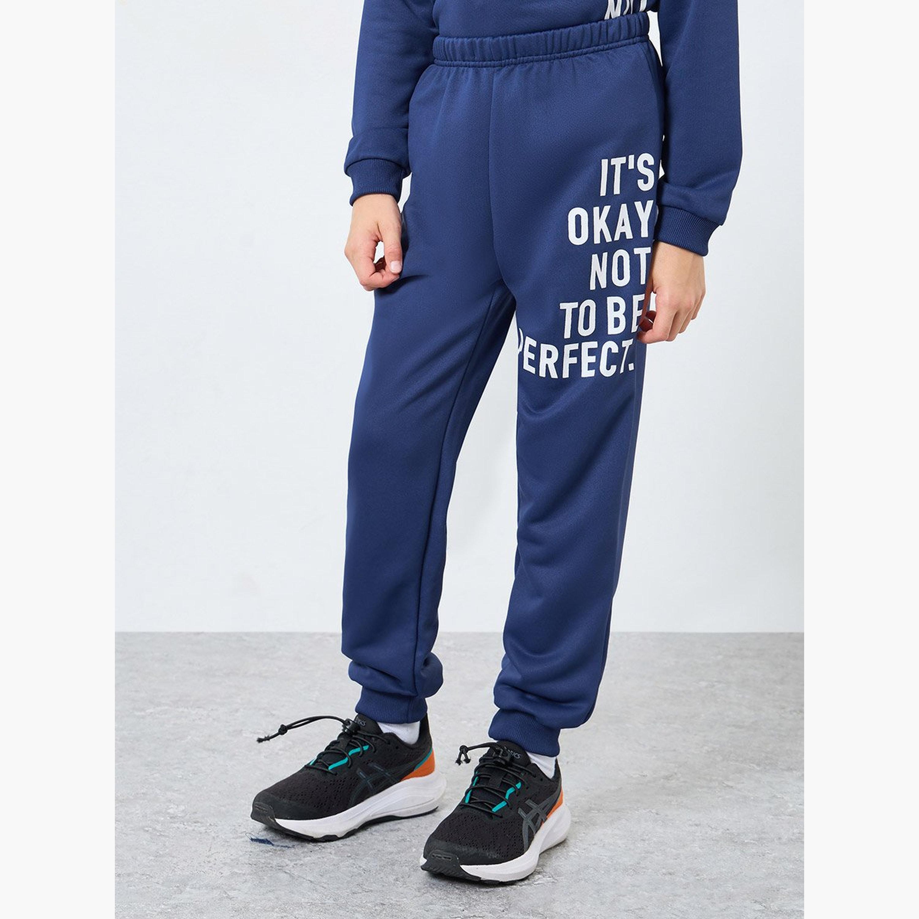ستايلي - سويت شيرت وبنطال رياضي بطبعة شعار مع شنطة كتف-boys-clothing-setsandcoords-image-6