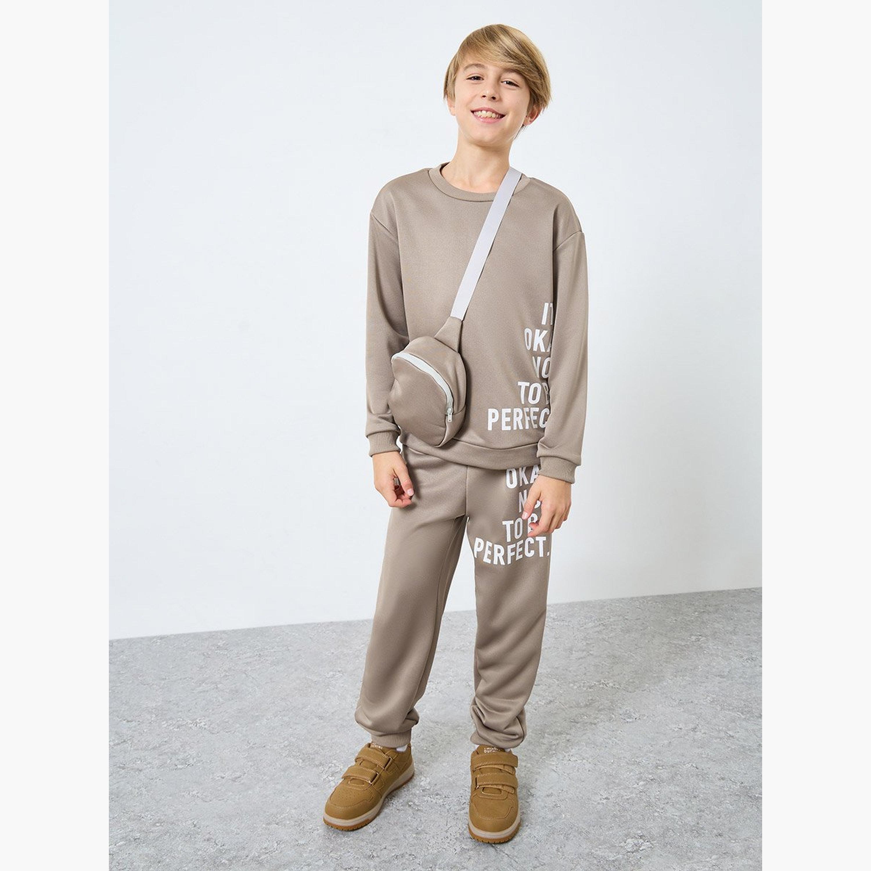 ستايلي - سويت شيرت وبنطال رياضي بطبعة شعار مع شنطة كتف-boys-clothing-setsandcoords-image-1