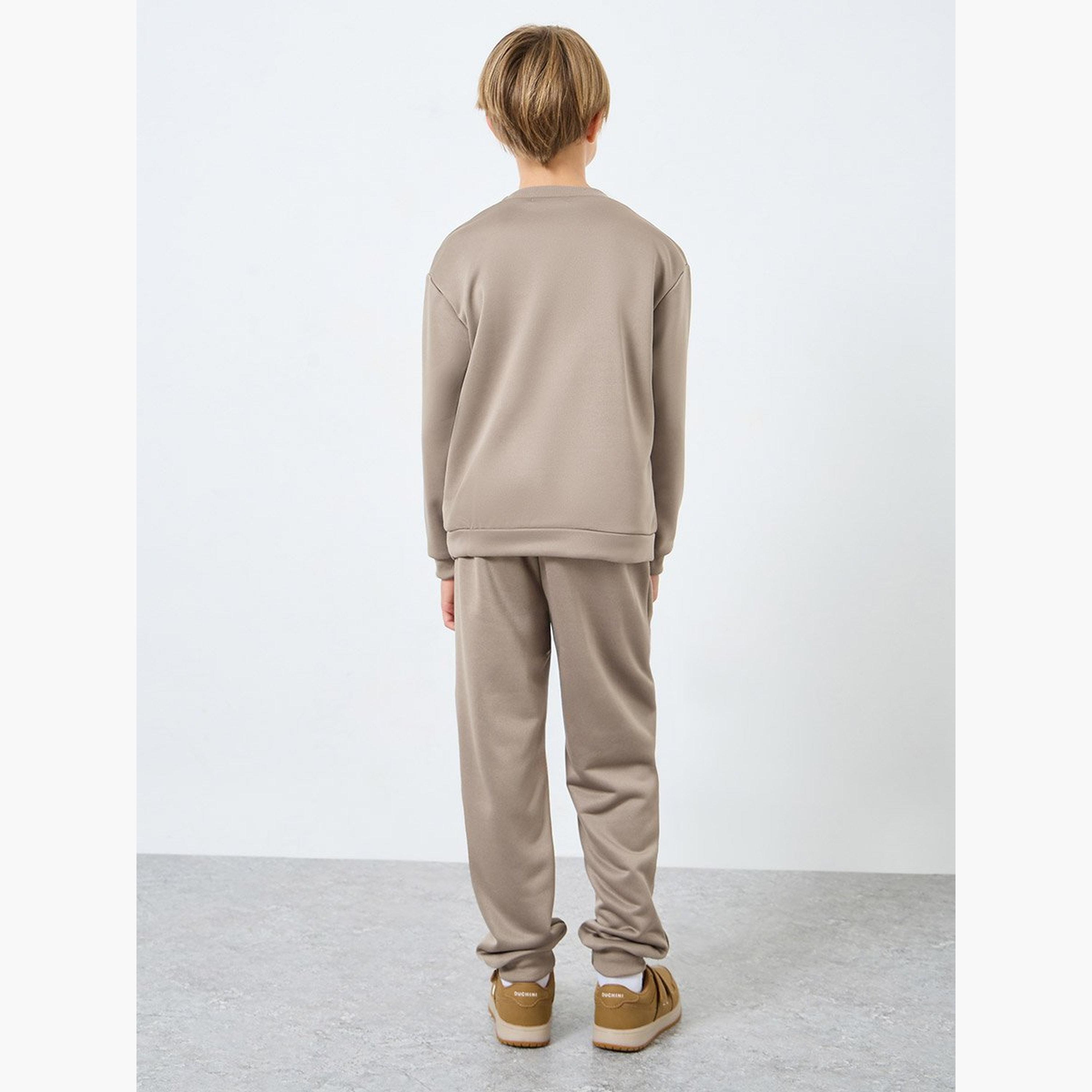 ستايلي - سويت شيرت وبنطال رياضي بطبعة شعار مع شنطة كتف-boys-clothing-setsandcoords-image-5
