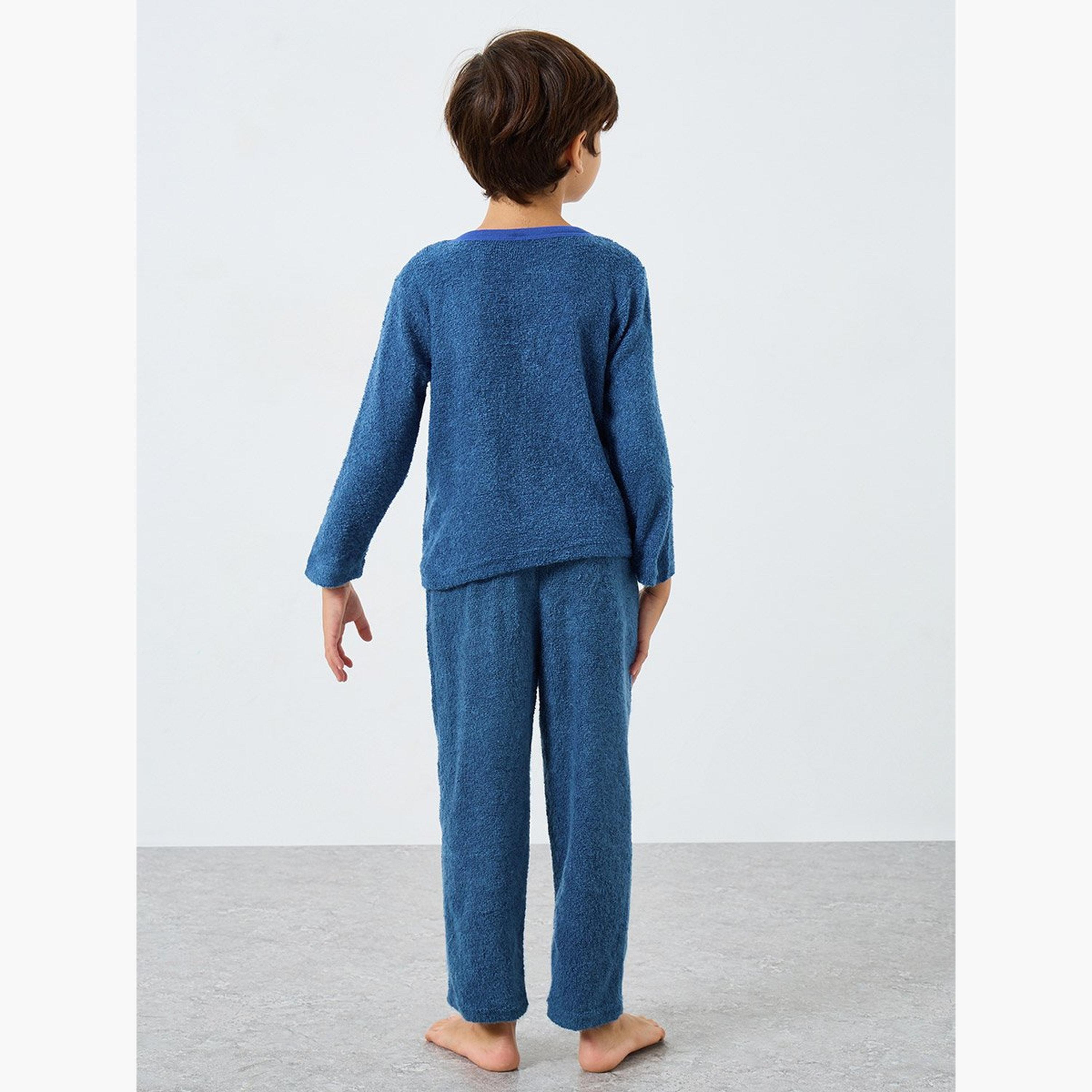 طقم من بنطال بيجاما وتيشيرت بطبعة جرافيك-boys-clothing-nightwear-image-5