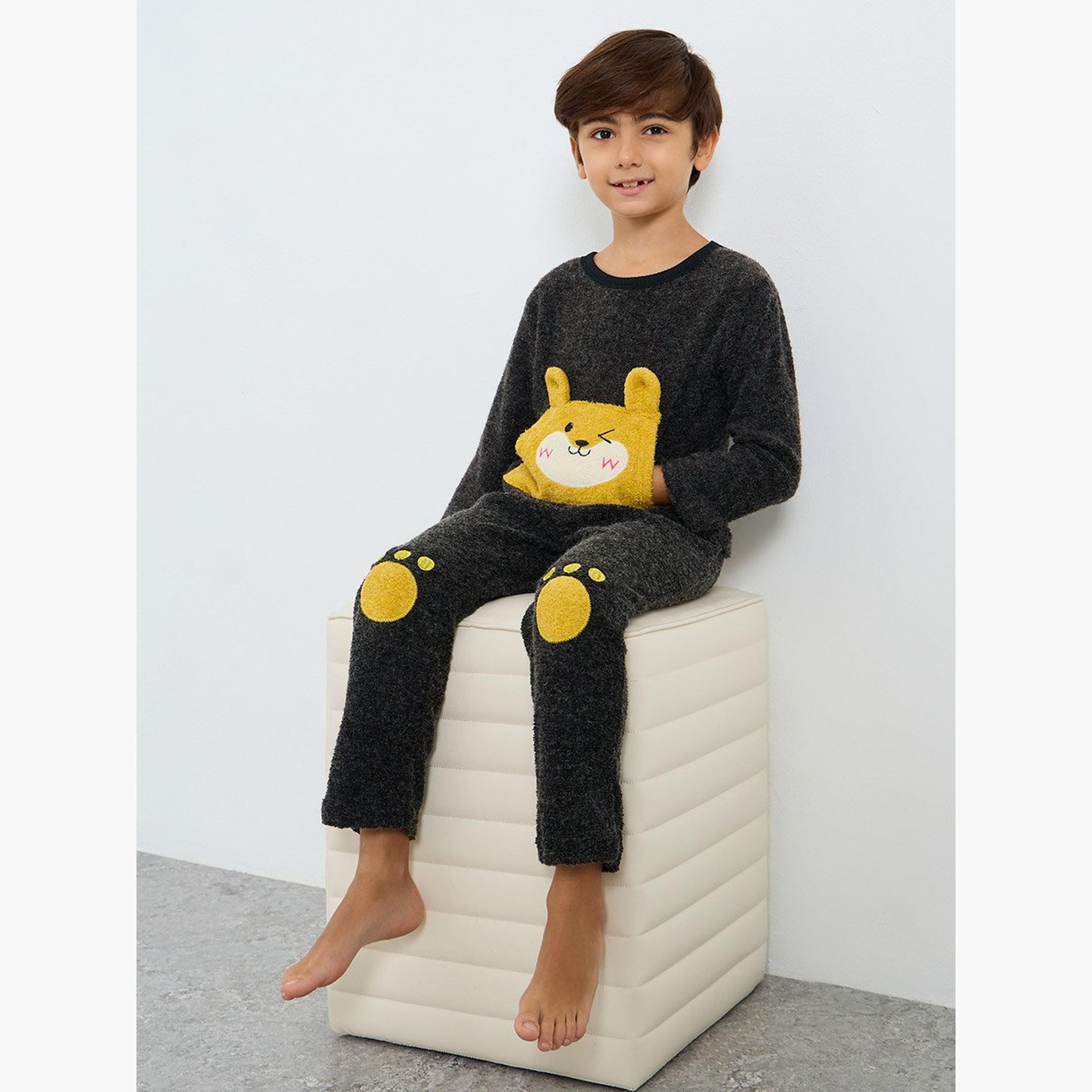 طقم من بنطال بيجاما وتيشيرت بطبعة جرافيك-boys-clothing-nightwear-image-2