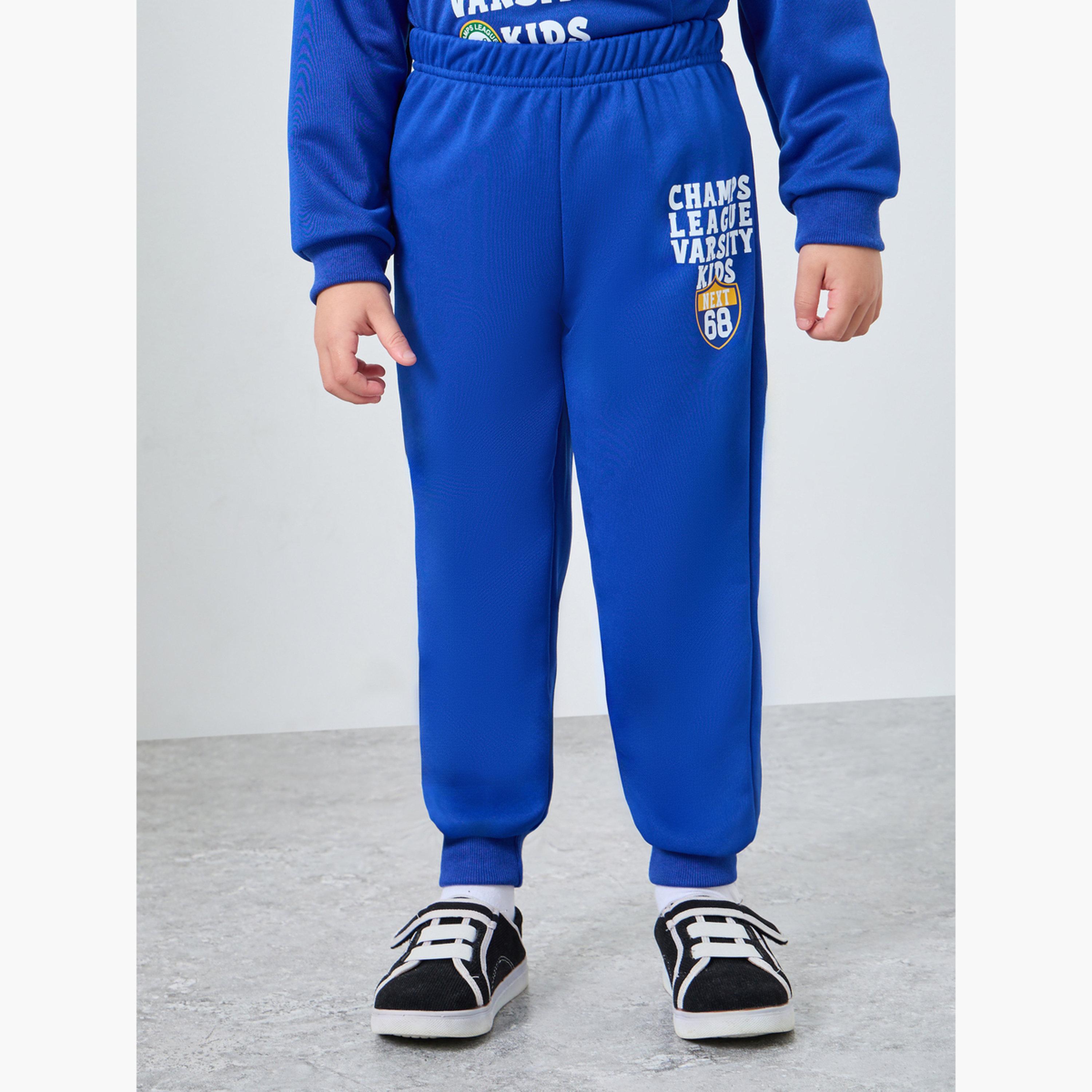 ستايلي - طقم سويت شيرت وبنطال رياضي مطبوع بنقشة لون أزرق للأولاد-boys-clothing-setsandcoords-image-4