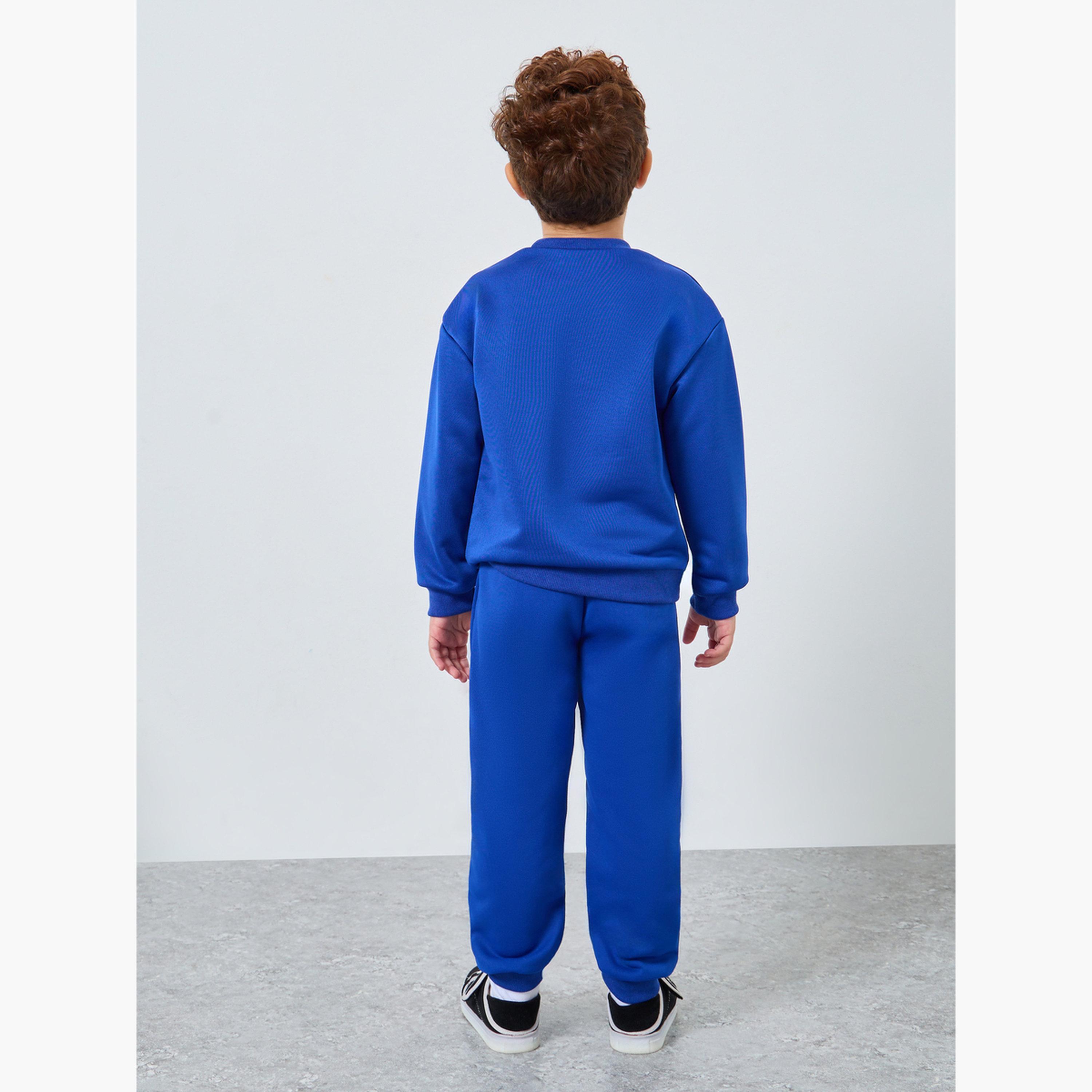 ستايلي - طقم سويت شيرت وبنطال رياضي مطبوع بنقشة لون أزرق للأولاد-boys-clothing-setsandcoords-image-5