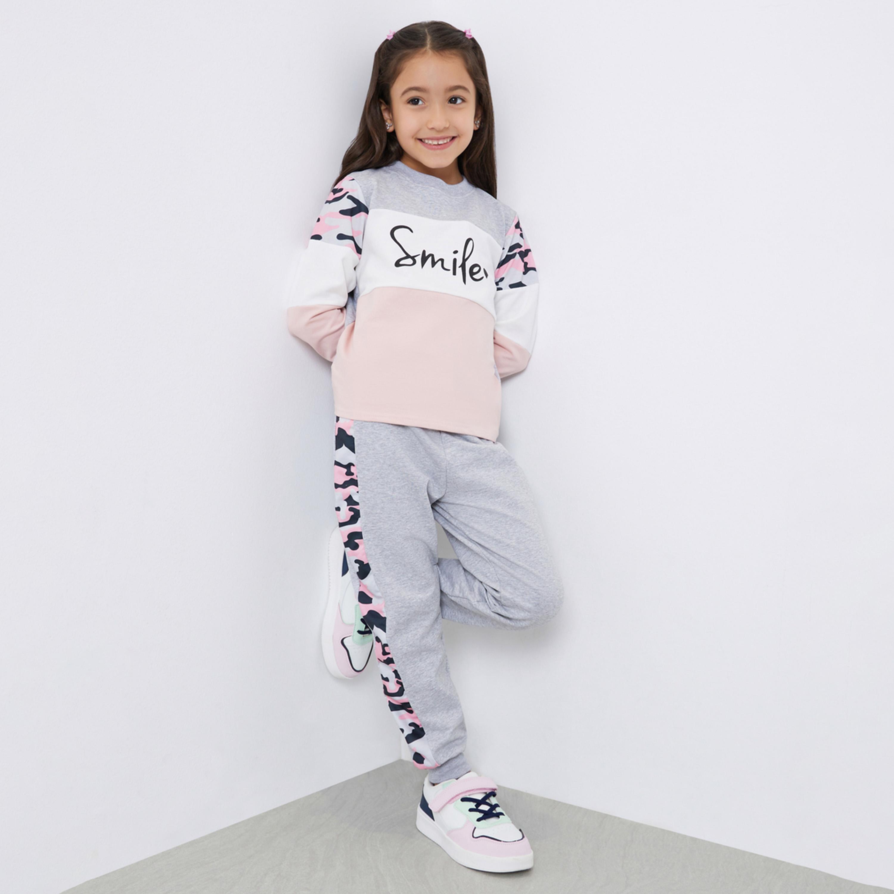 ستايلي - طقم سويت شيرت وبنطال رياضي رمادي اللون للبنات-girls-clothing-setsandcoords-image-1