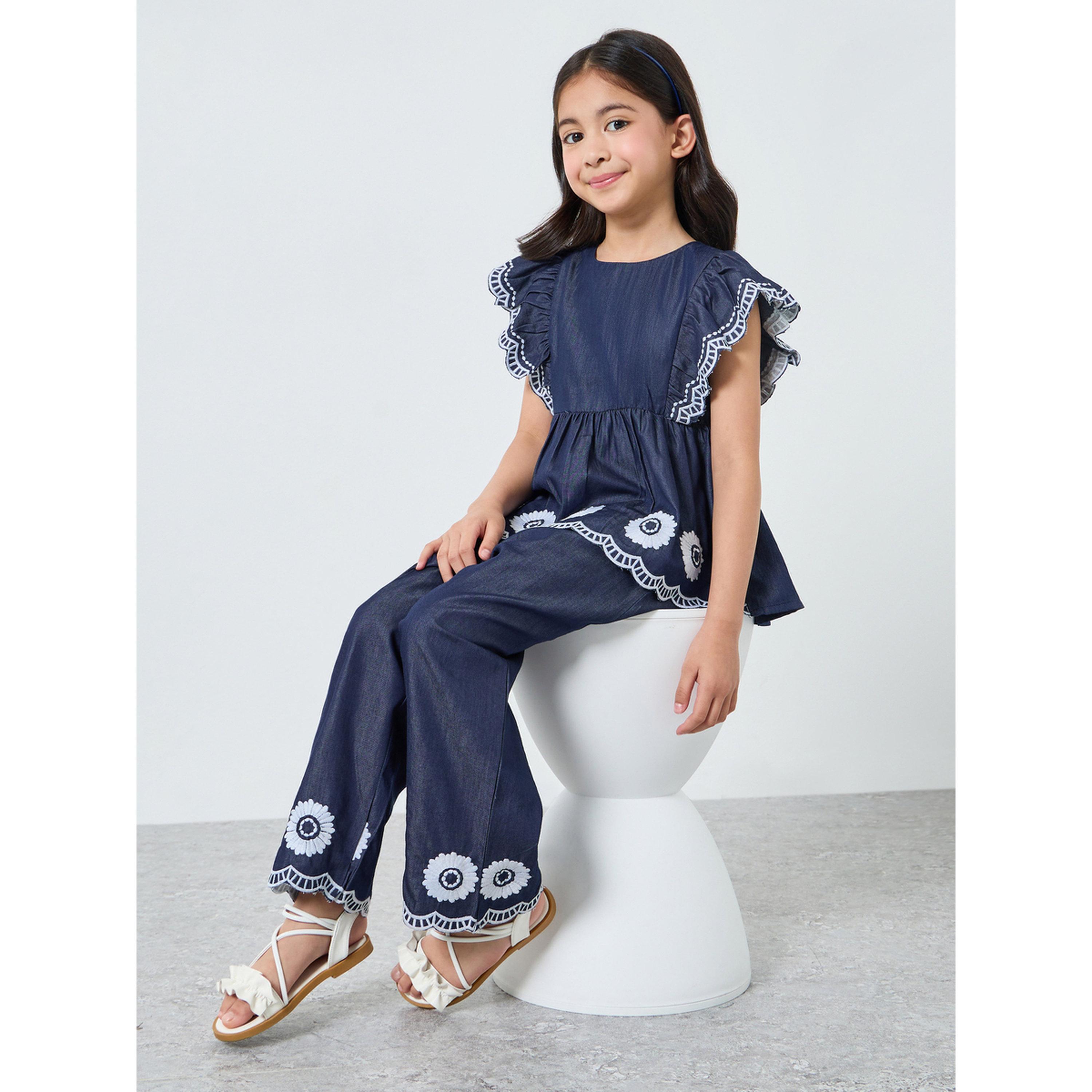 مجموعة من بنطال وبلوزة دنيم بتفاصيل مُطرّزة-girls-clothing-setsandcoords-image-2