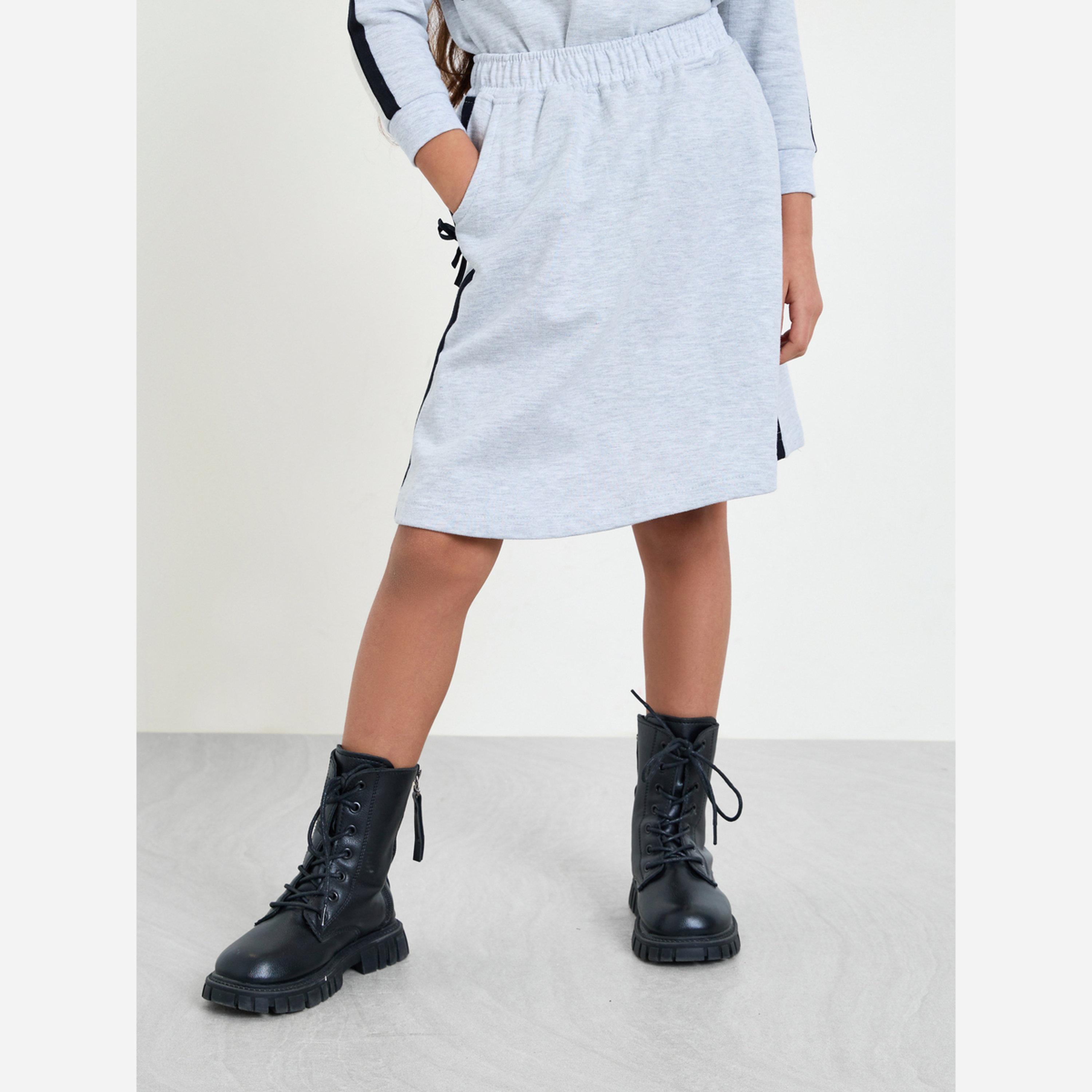 ستايلي - طقم سويت شيرت وتنورة لون رمادي للبنات-girls-clothing-setsandcoords-image-4