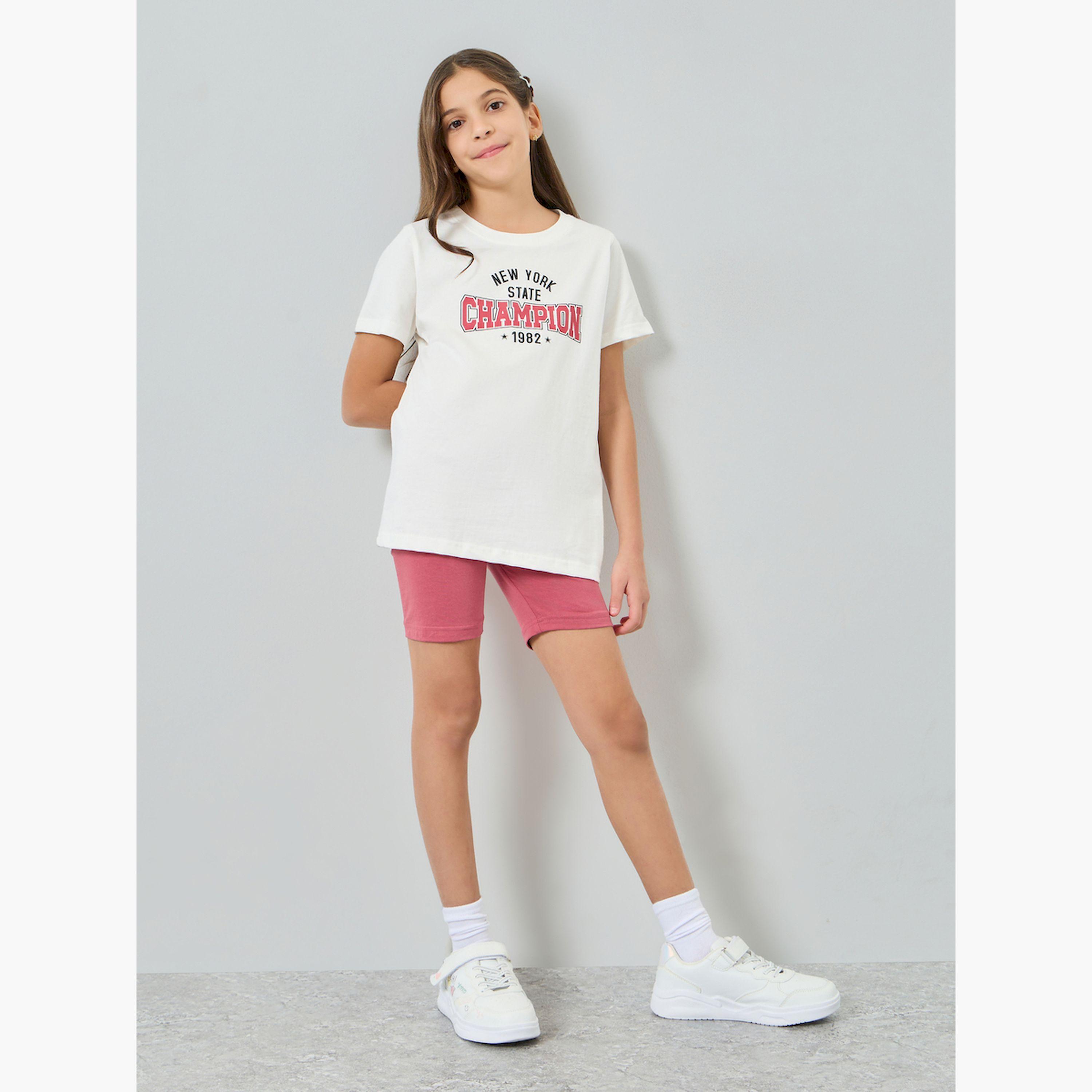 طقم من تيشيرت بطبعة جرافيك وشورت ضيق-girls-clothing-setsandcoords-image-1
