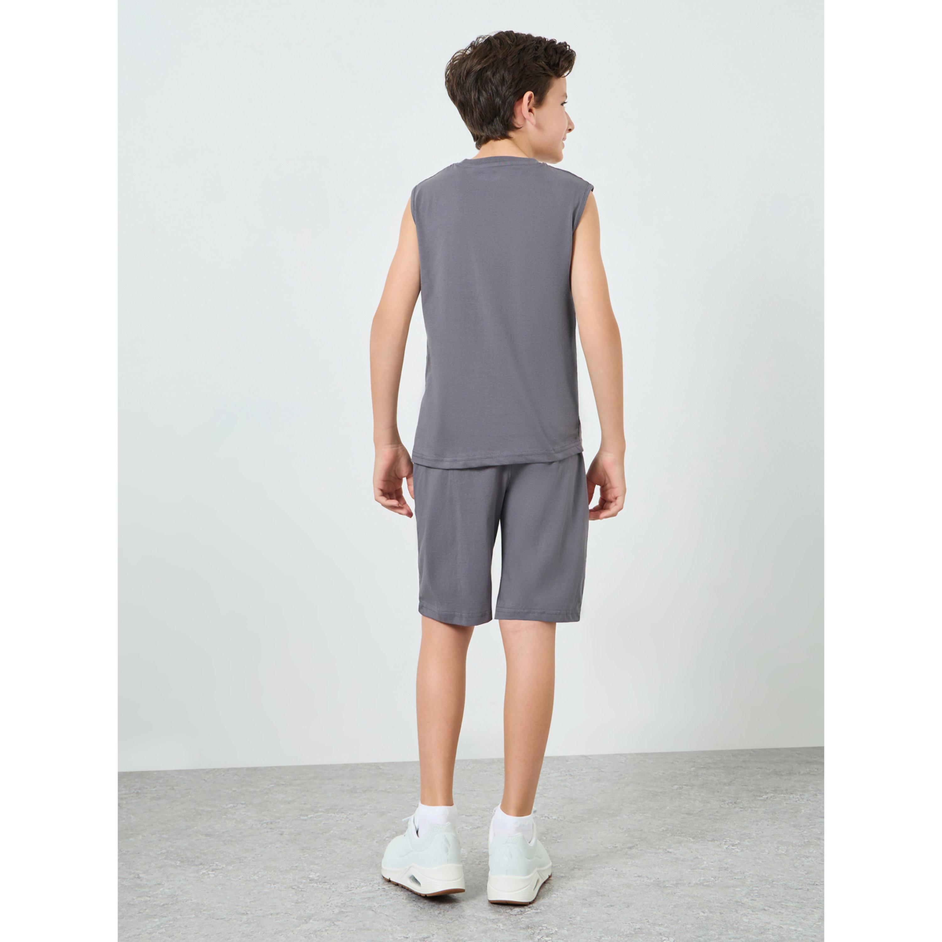 مجموعة من تيشيرت رمادي بلا أكمام بطبعة وشورت-boys-clothing-setsandcoords-image-5