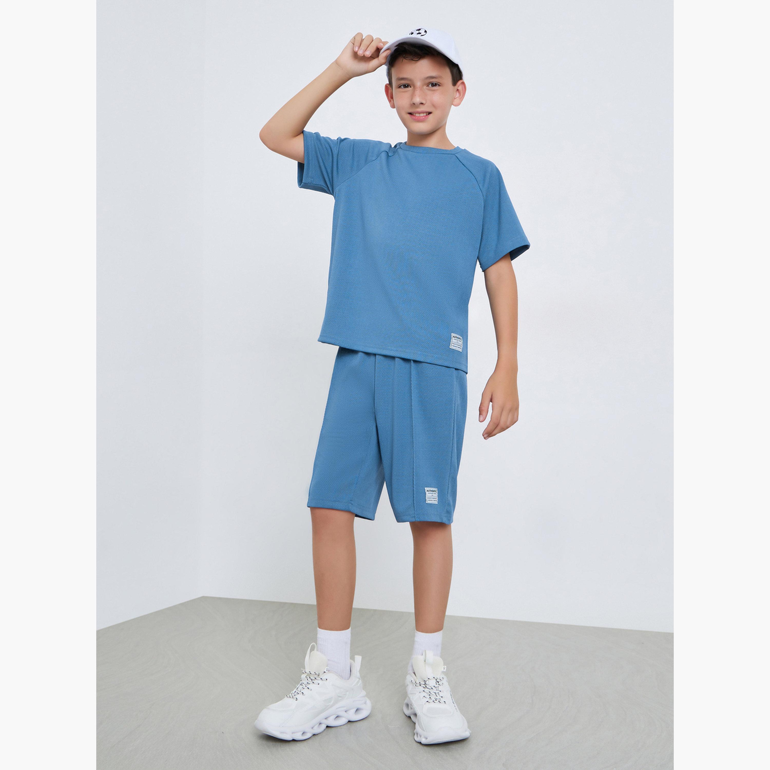 مجموعة من شورت وتيشيرت محبوك بتفاصيل بارزة-boys-clothing-setsandcoords-image-1