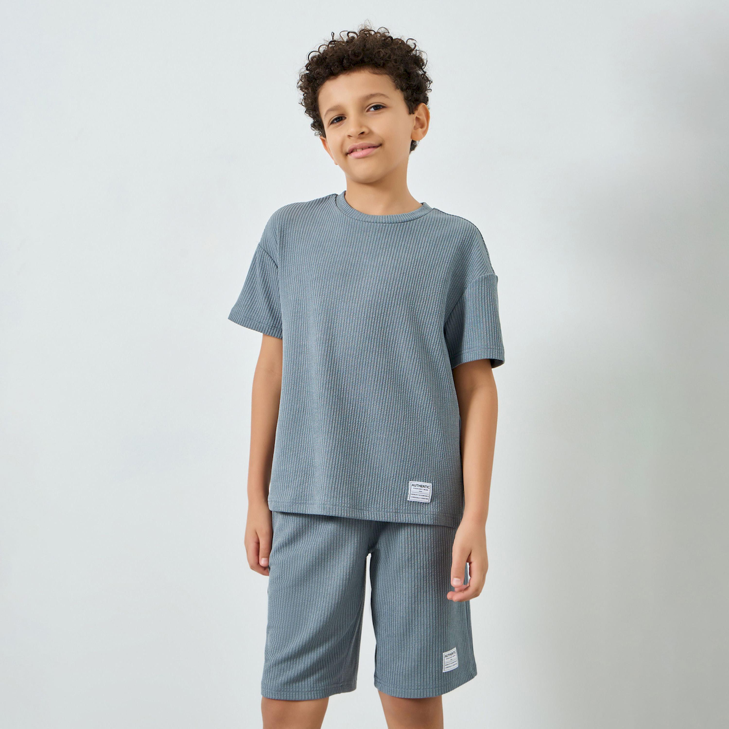 طقم تيشيرت وشورت محبوك مضلع للأولاد-boys-clothing-setsandcoords-image-1