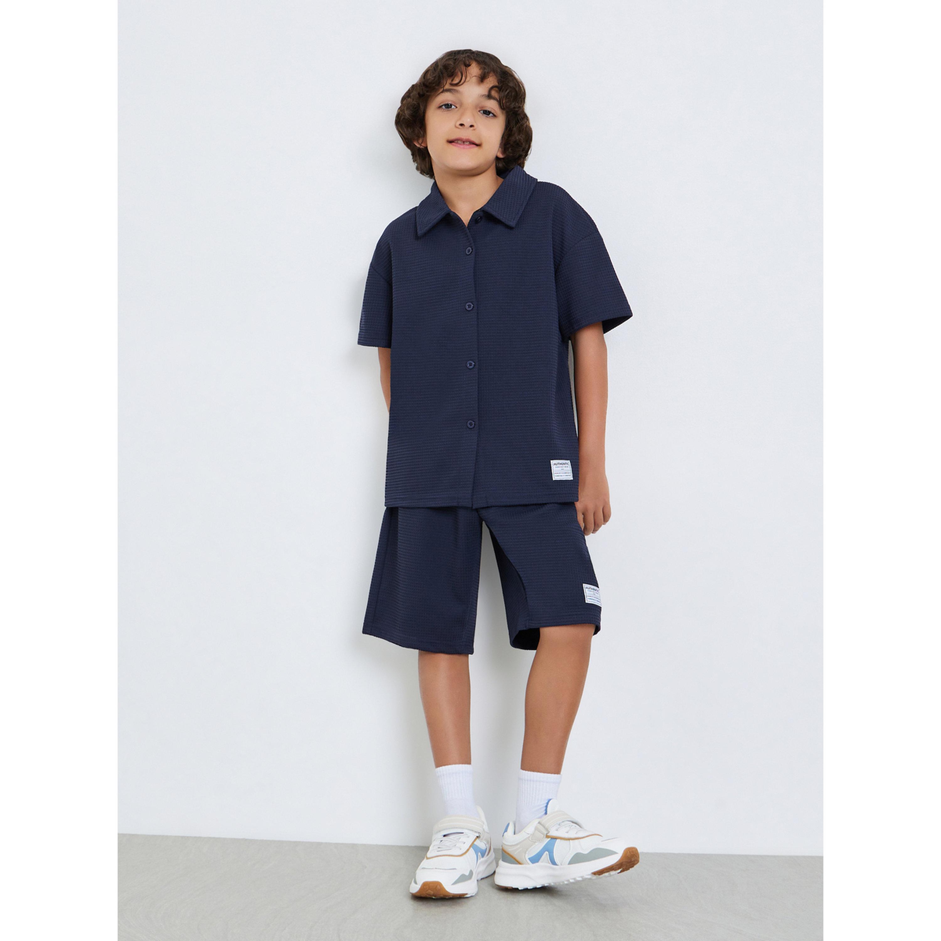 طقم قميص وافل بتفاصيل محبوكة وشورت-boys-clothing-setsandcoords-image-2