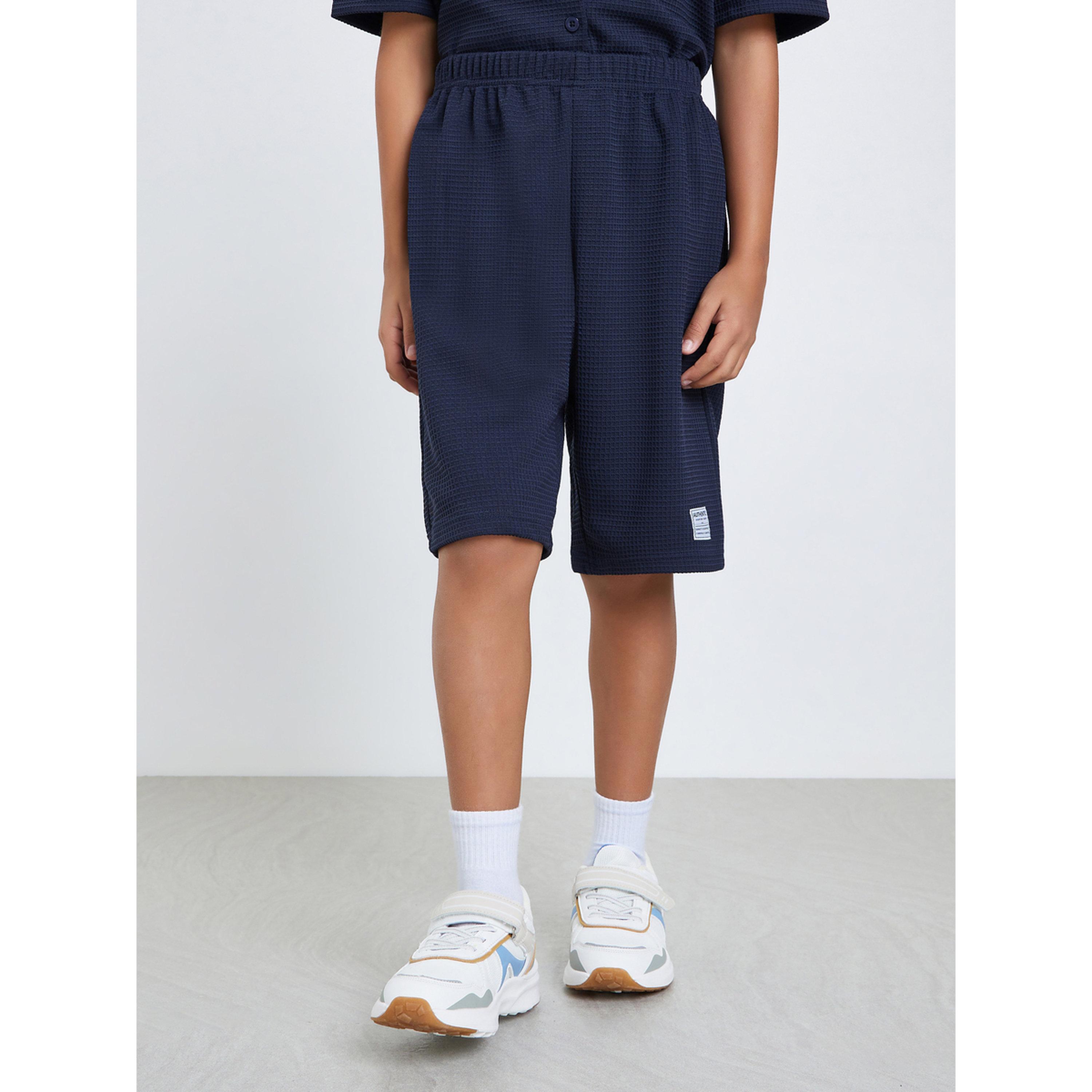 طقم قميص وافل بتفاصيل محبوكة وشورت-boys-clothing-setsandcoords-image-4