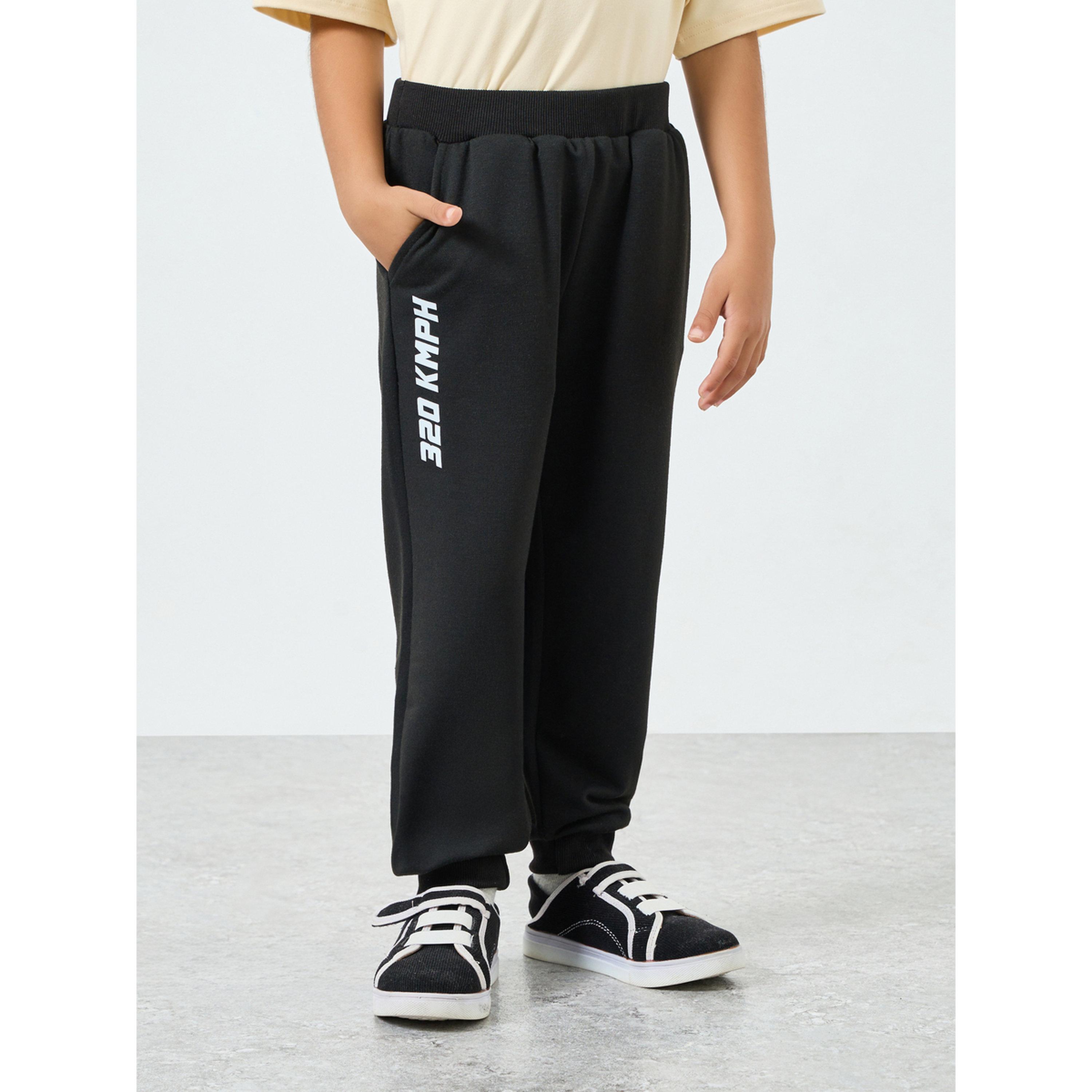 مجموعة من تيشيرت جرافيك وبنطال جوغر-boys-clothing-setsandcoords-image-4