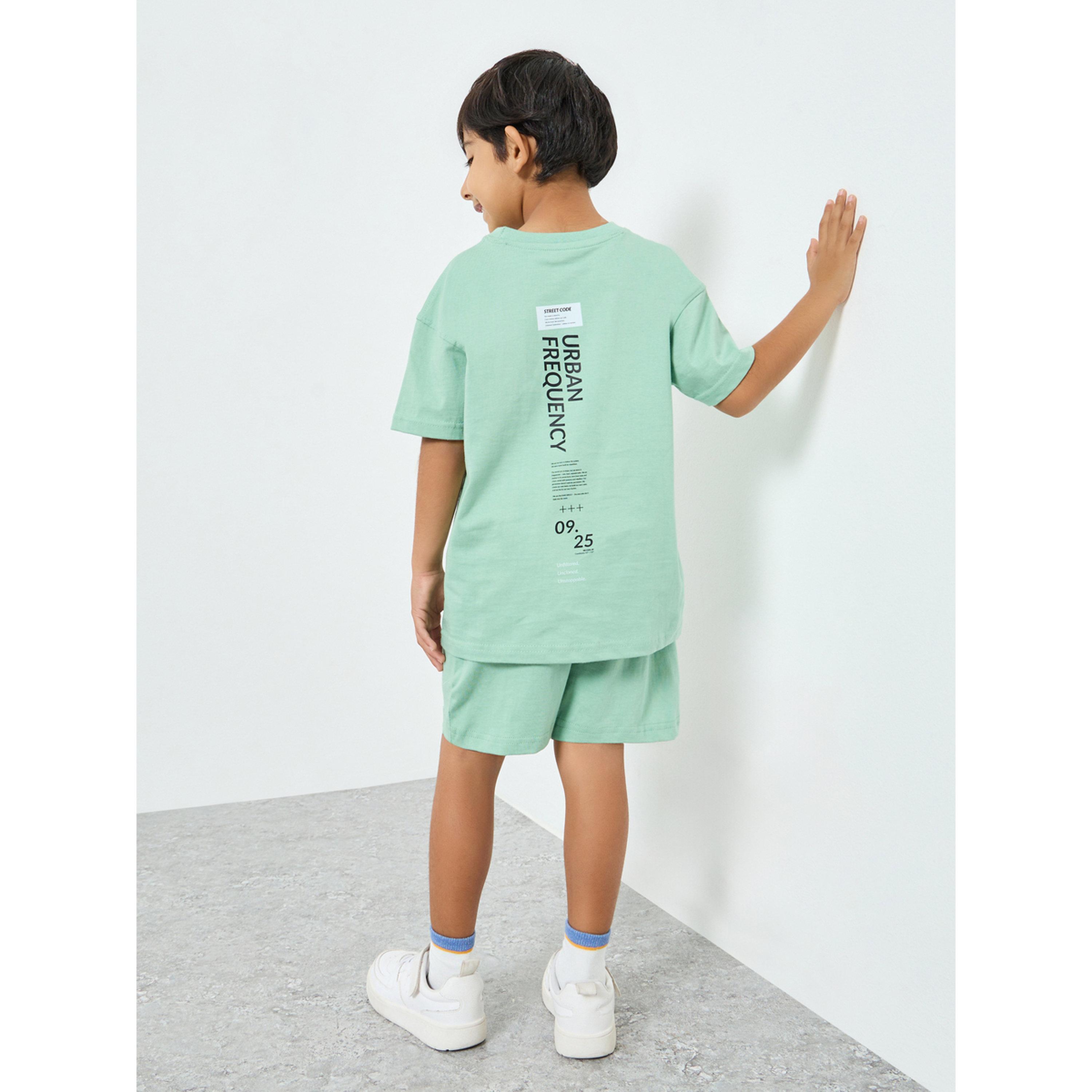 مجموعة من تيشيرت أخضر جرافيك وشورت-boys-clothing-setsandcoords-image-3
