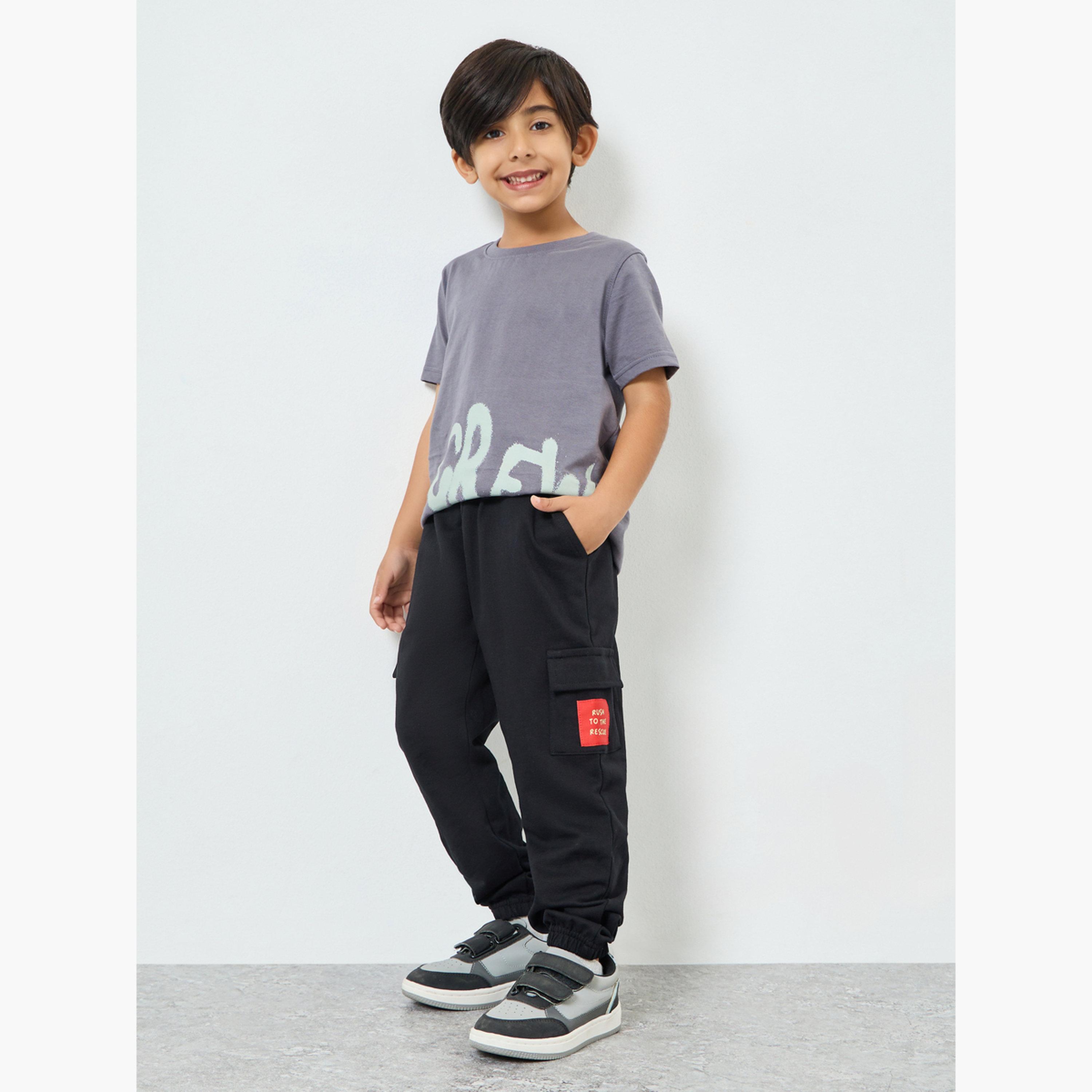 جوغر بجيوب كارغو وتفاصيل شارة-boys-clothing-bottoms-joggersandtrackpants-image-2