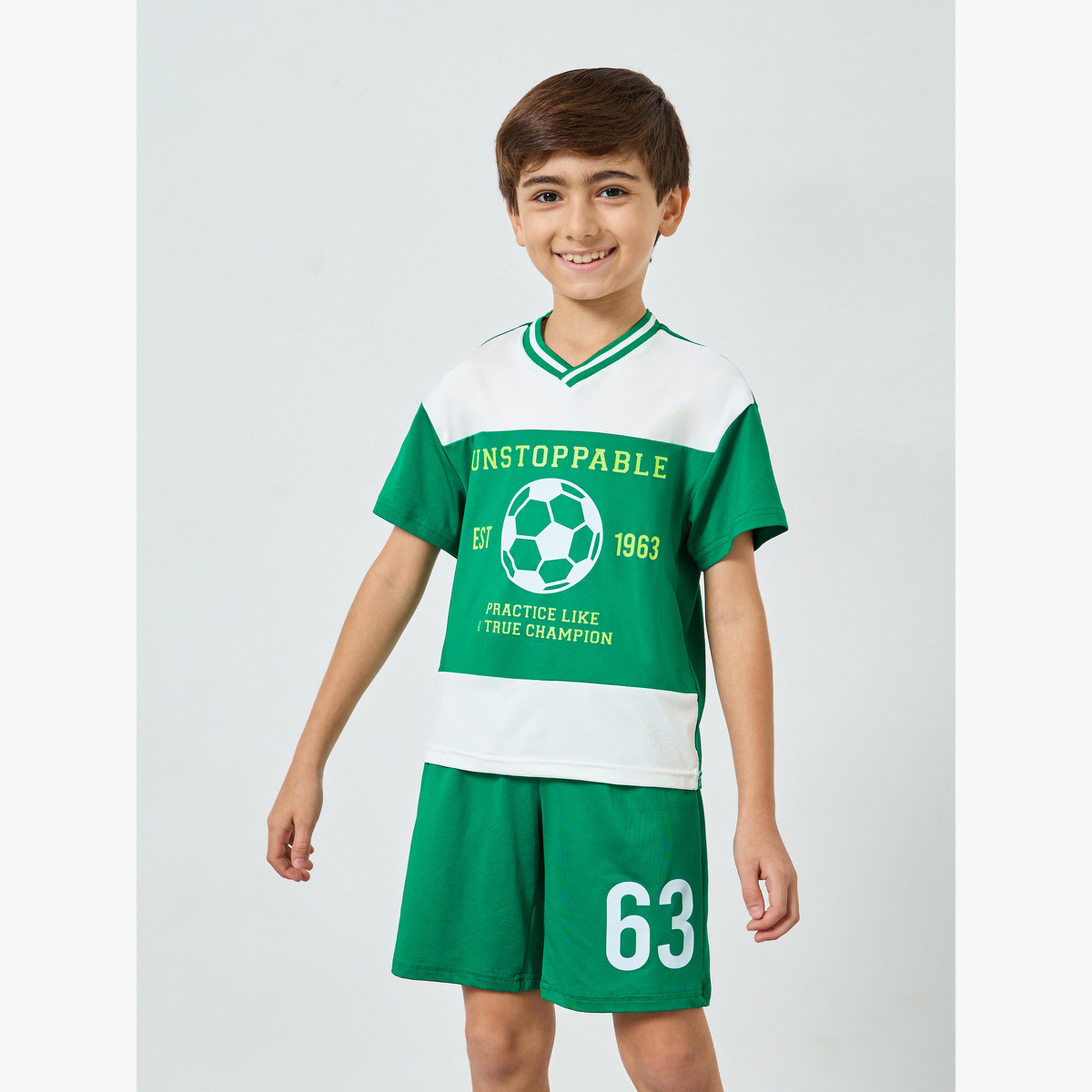مجموعة من شورت وتيشيرت بطبعة غرافيك كرة قدم-boys-clothing-setsandcoords-image-1