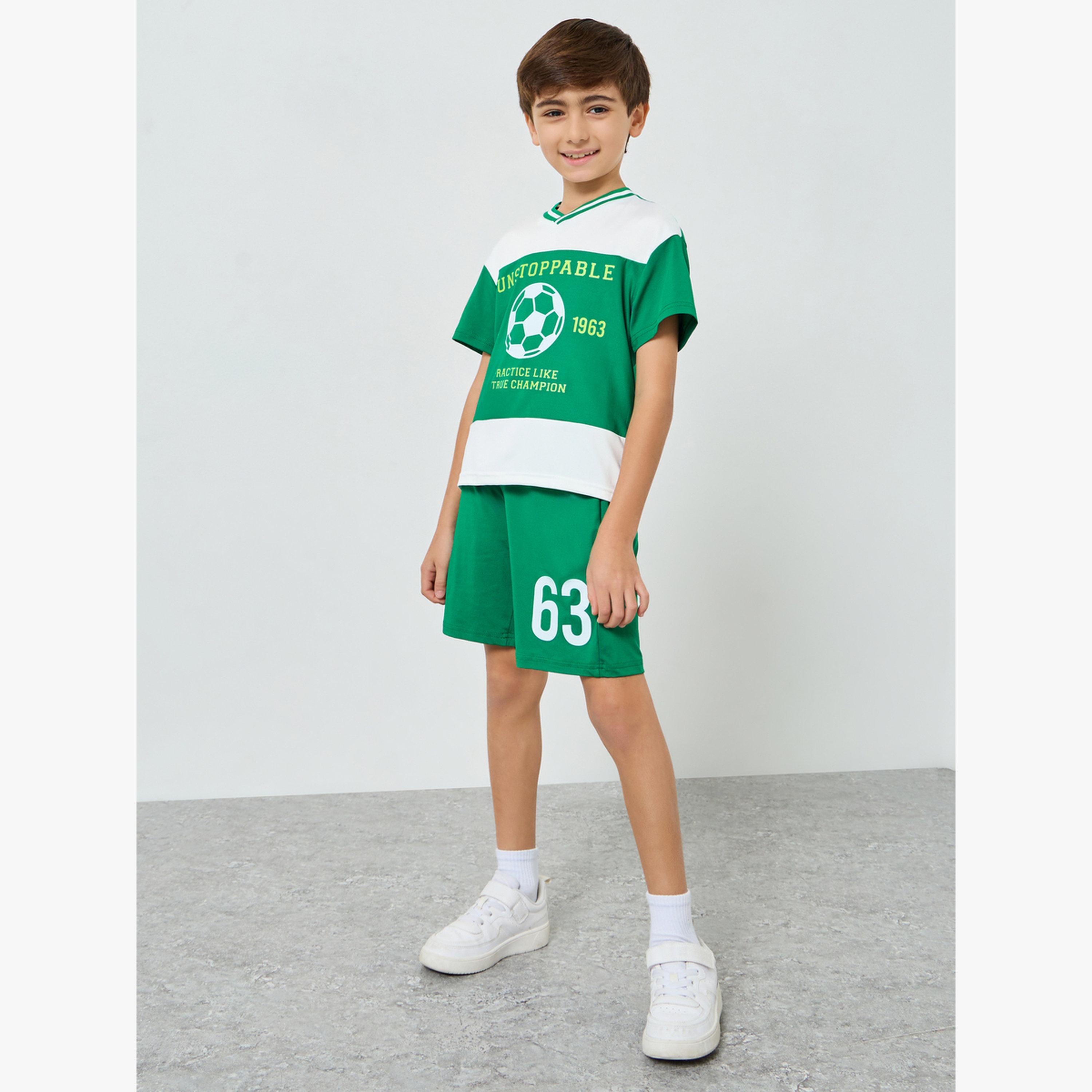 مجموعة من شورت وتيشيرت بطبعة غرافيك كرة قدم-boys-clothing-setsandcoords-image-2