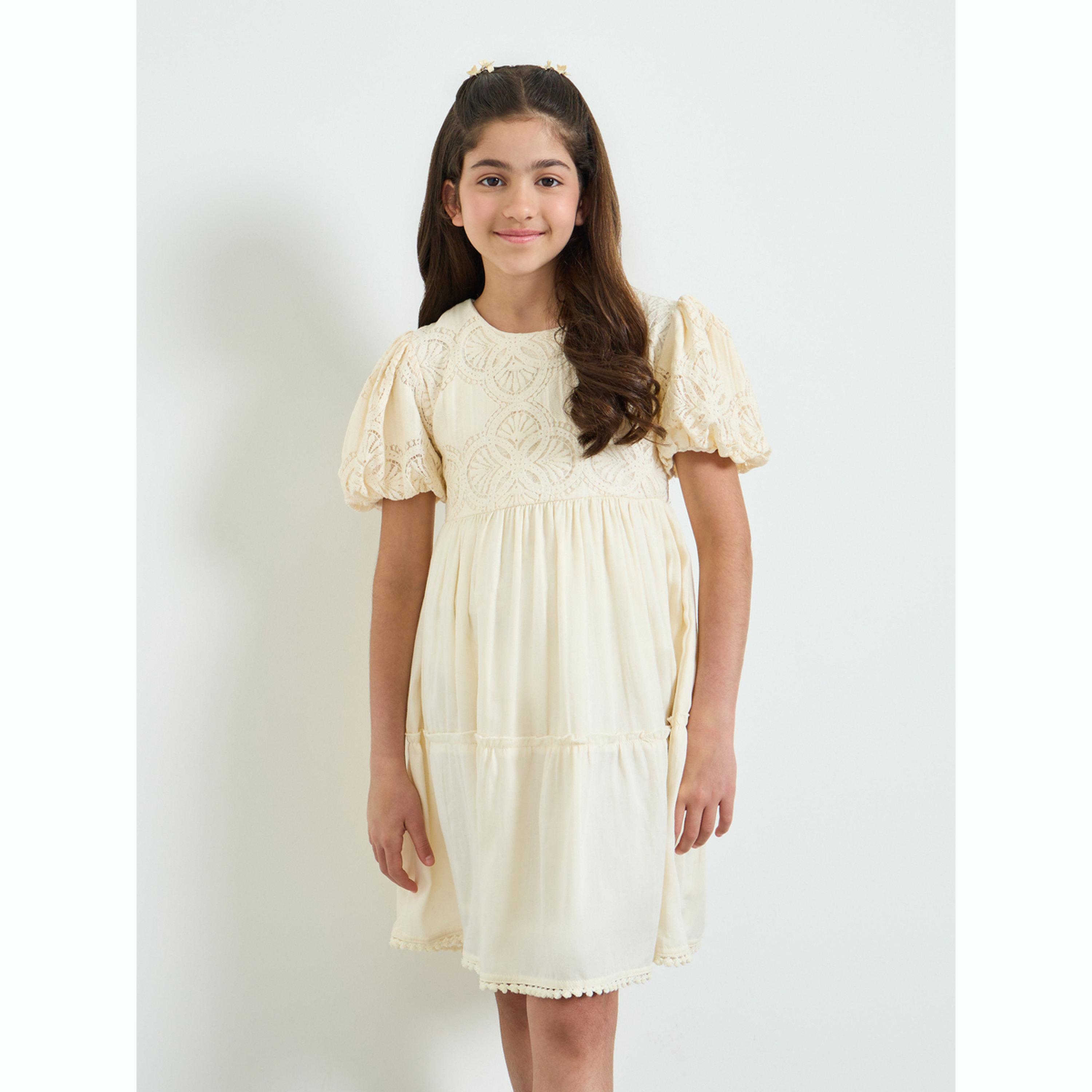 فستان بحافة واسعة وتفاصيل دانتيل-girls-clothing-dressesandjumpsuits-image-1