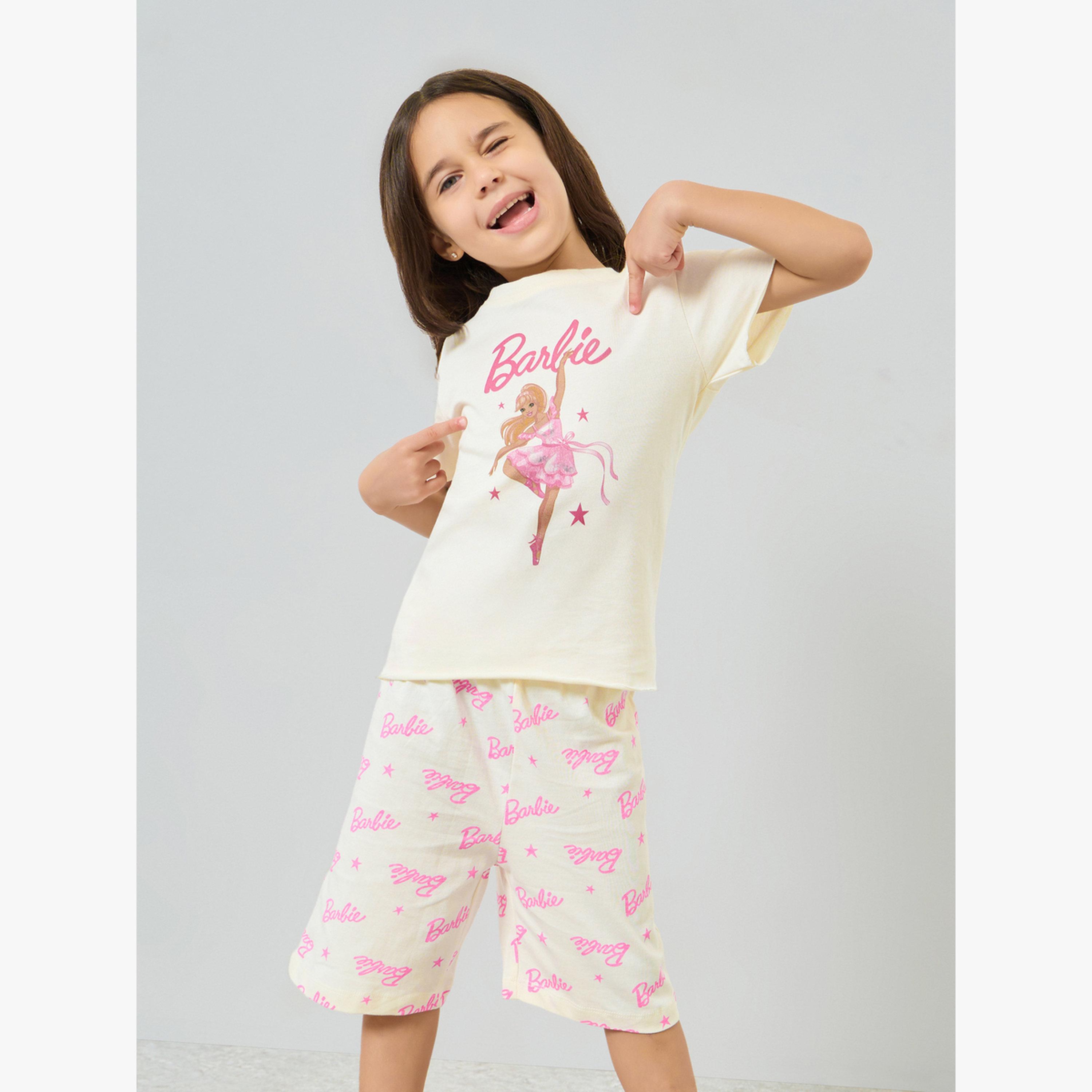 طقم من شورت وتيشيرت بطبعة جرافيك باربي للفتيات لون كريمي-girls-clothing-setsandcoords-image-1