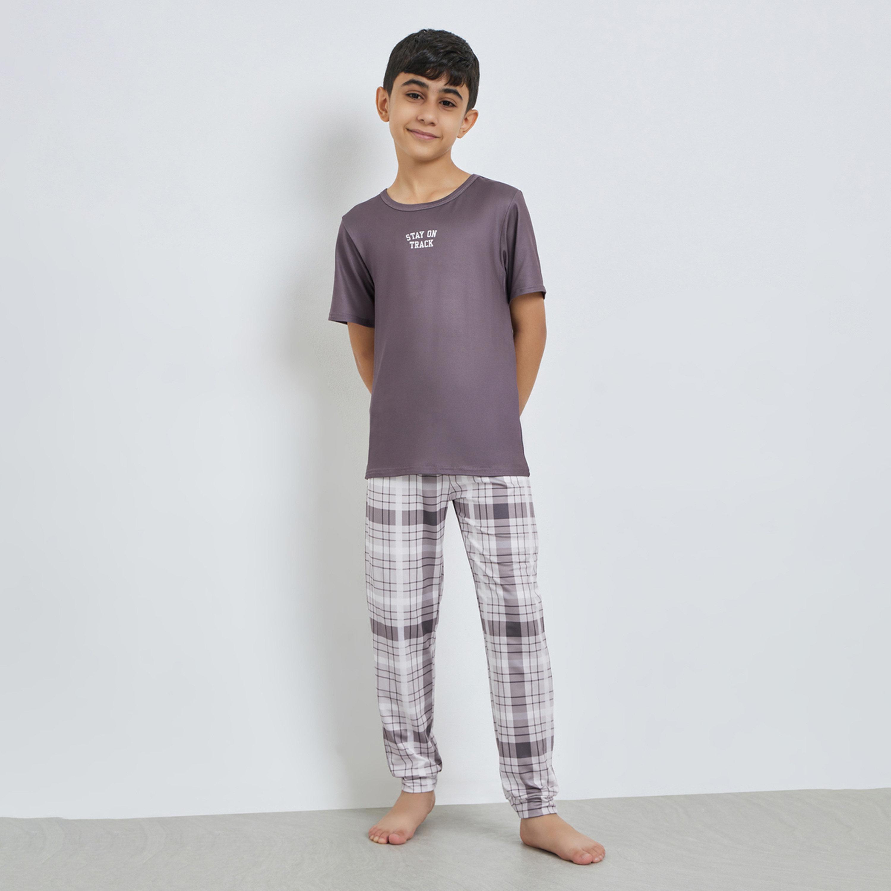 طقم بيجاما من بنطال مربعات وتيشيرت بأكمام قصيرة وطبعة شعار للأولاد-girls-clothing-nightwear-image-1