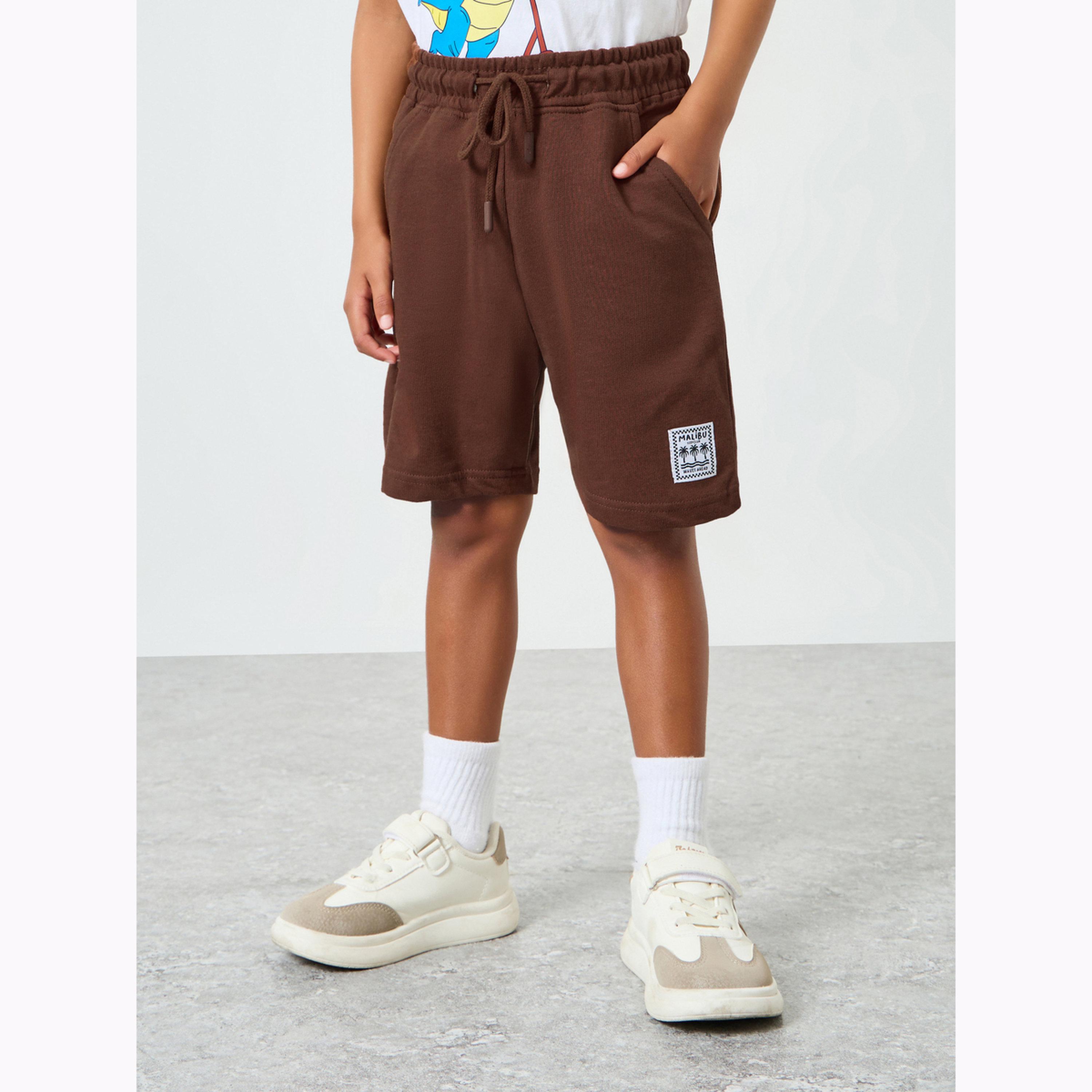 شورت سادة بخصر ورباط سحب وتفاصيل شارة للأولاد لون بني-boys-clothing-bottoms-shorts-image-1