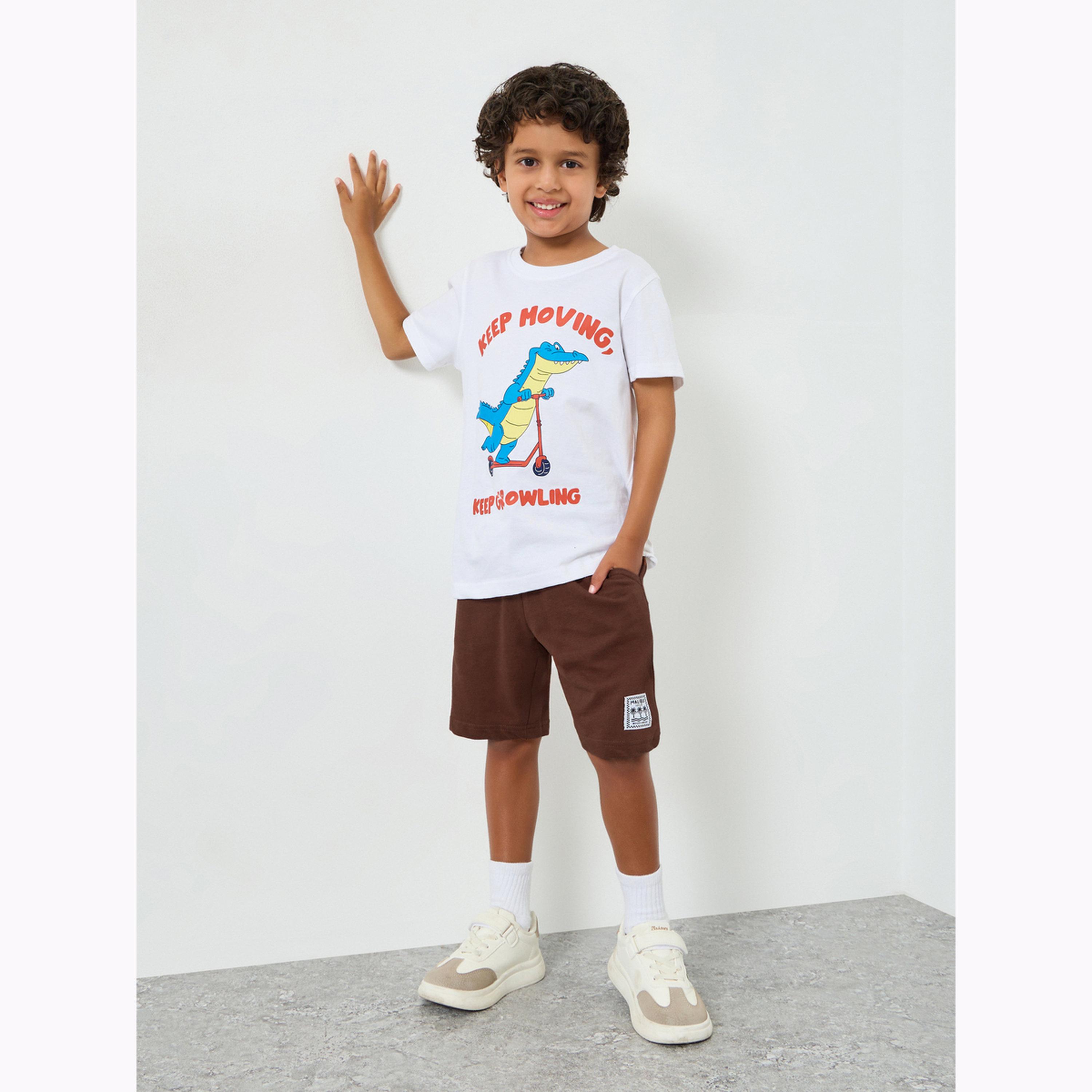شورت سادة بخصر ورباط سحب وتفاصيل شارة للأولاد لون بني-boys-clothing-bottoms-shorts-image-2