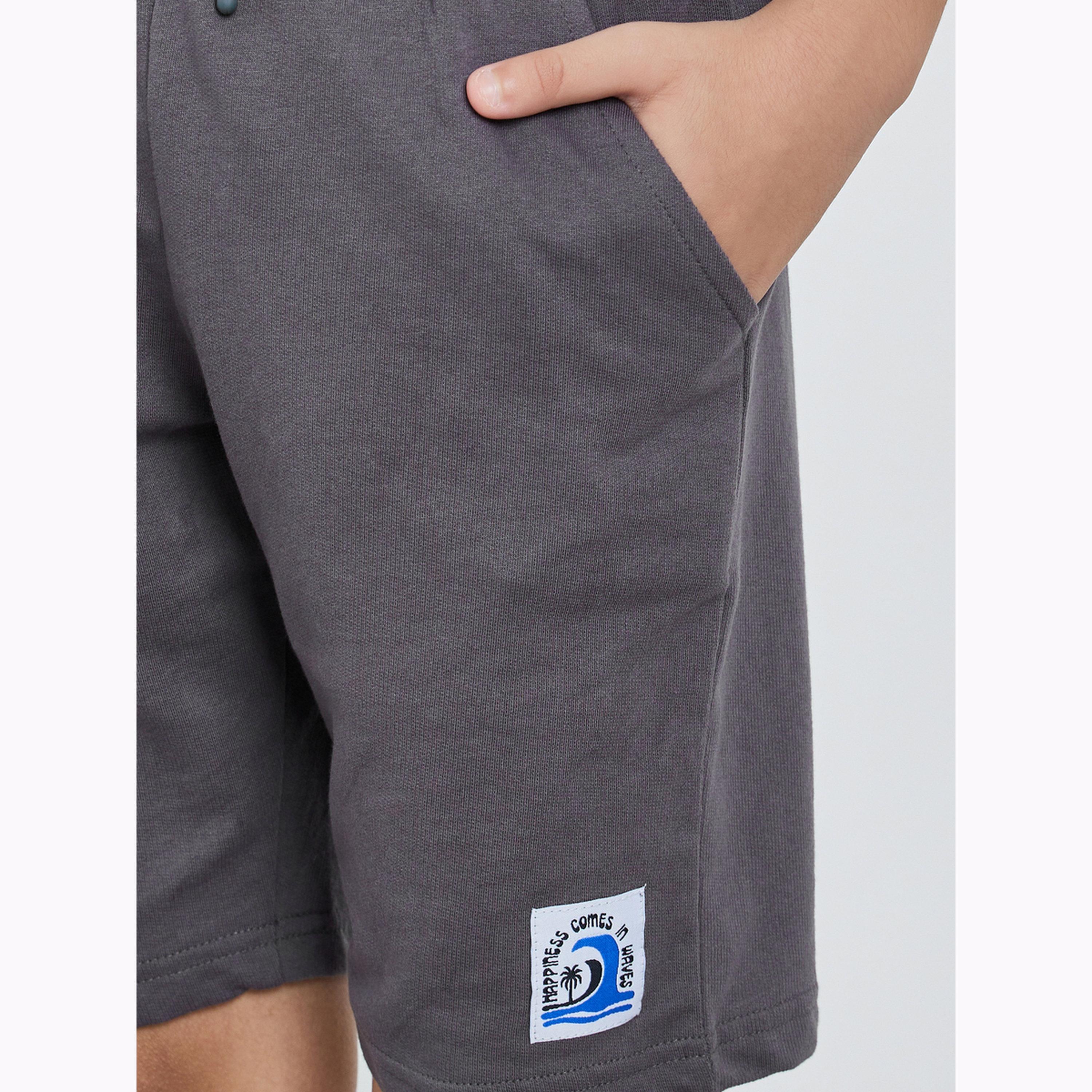 شورت سادة بخصر ورباط سحب وتفاصيل شارة للأولاد-boys-clothing-bottoms-shorts-image-3