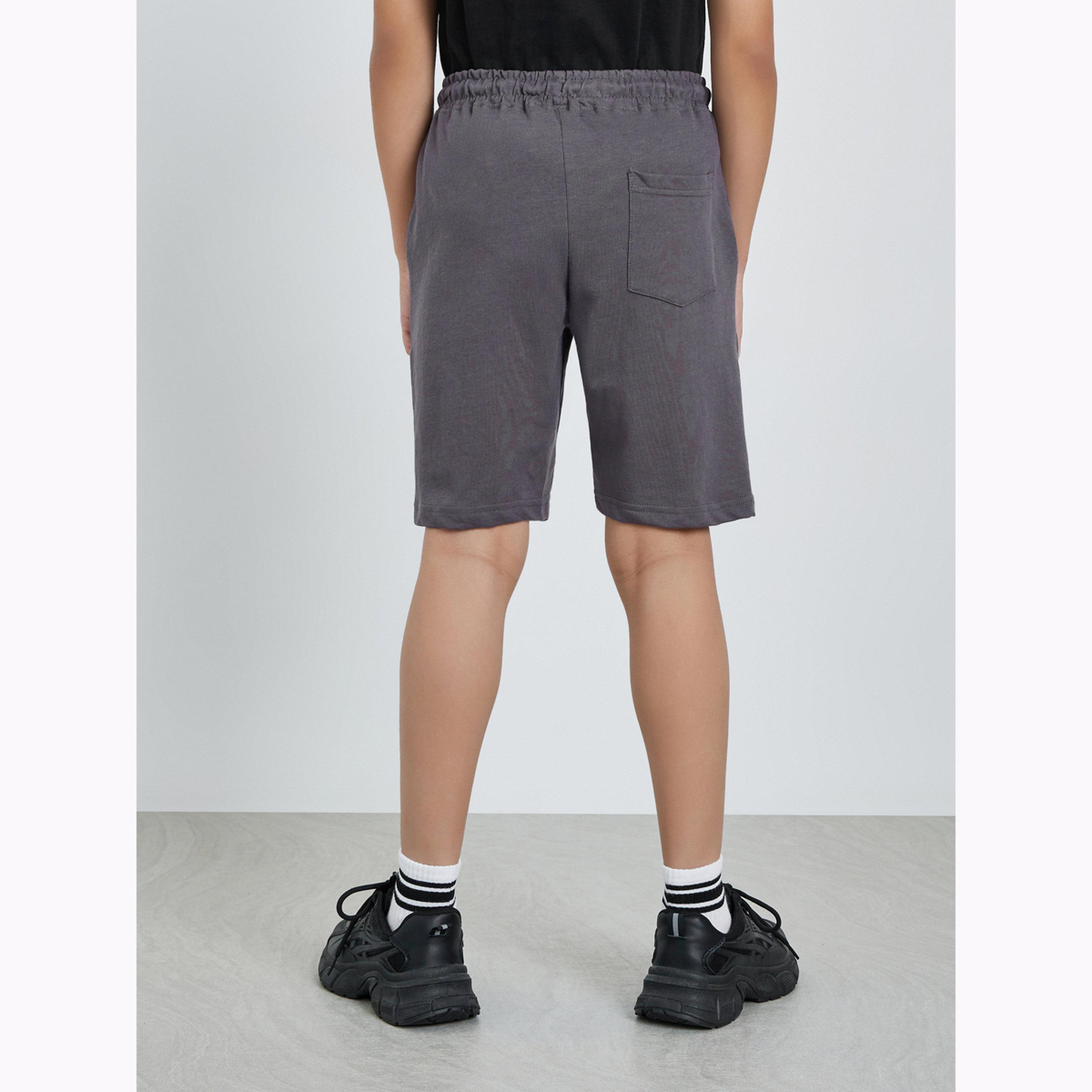 شورت سادة بخصر ورباط سحب وتفاصيل شارة للأولاد-boys-clothing-bottoms-shorts-image-4