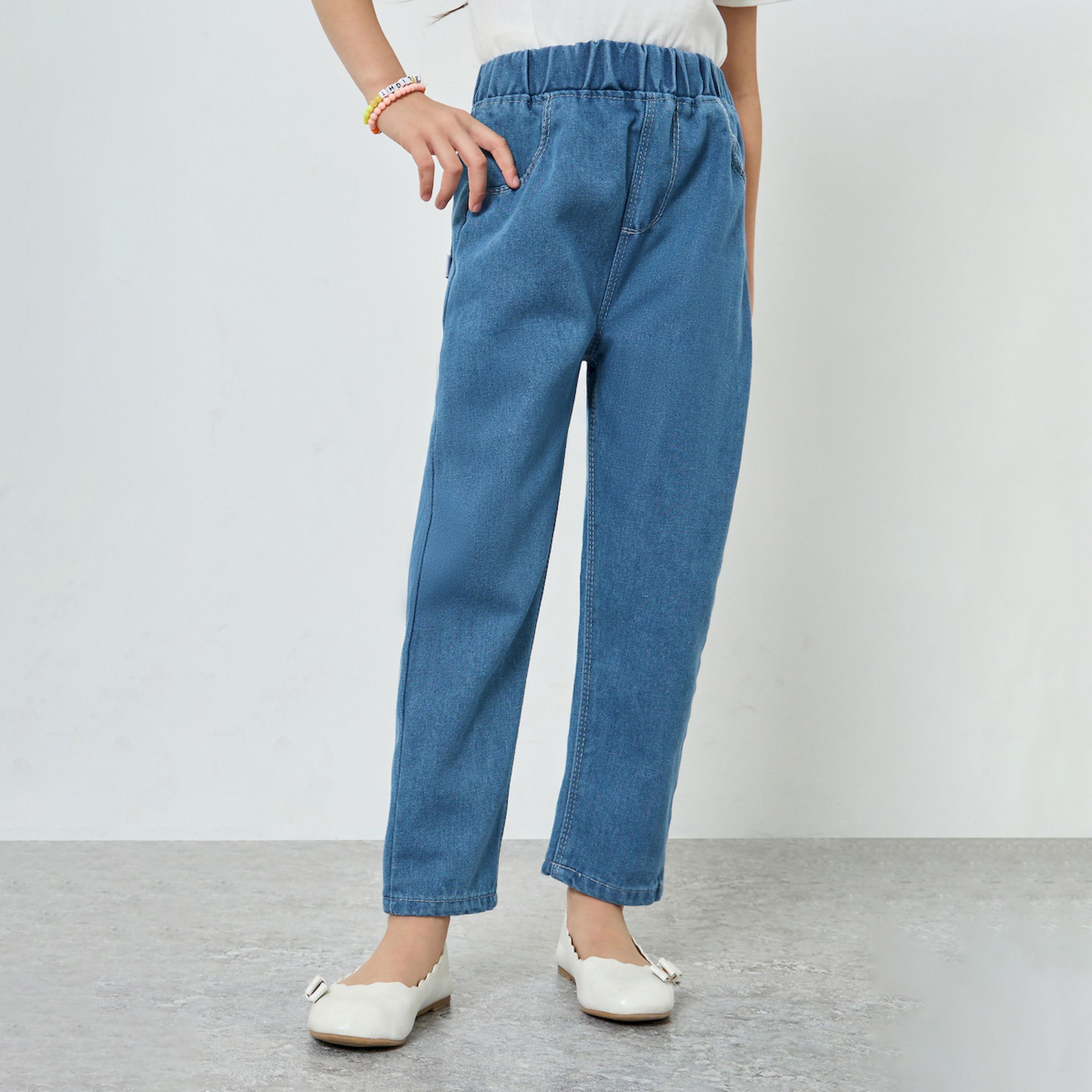 جينز بقصة مريحة وخصر مطاطي-girls-clothing-bottoms-jeansandjeggings-image-1