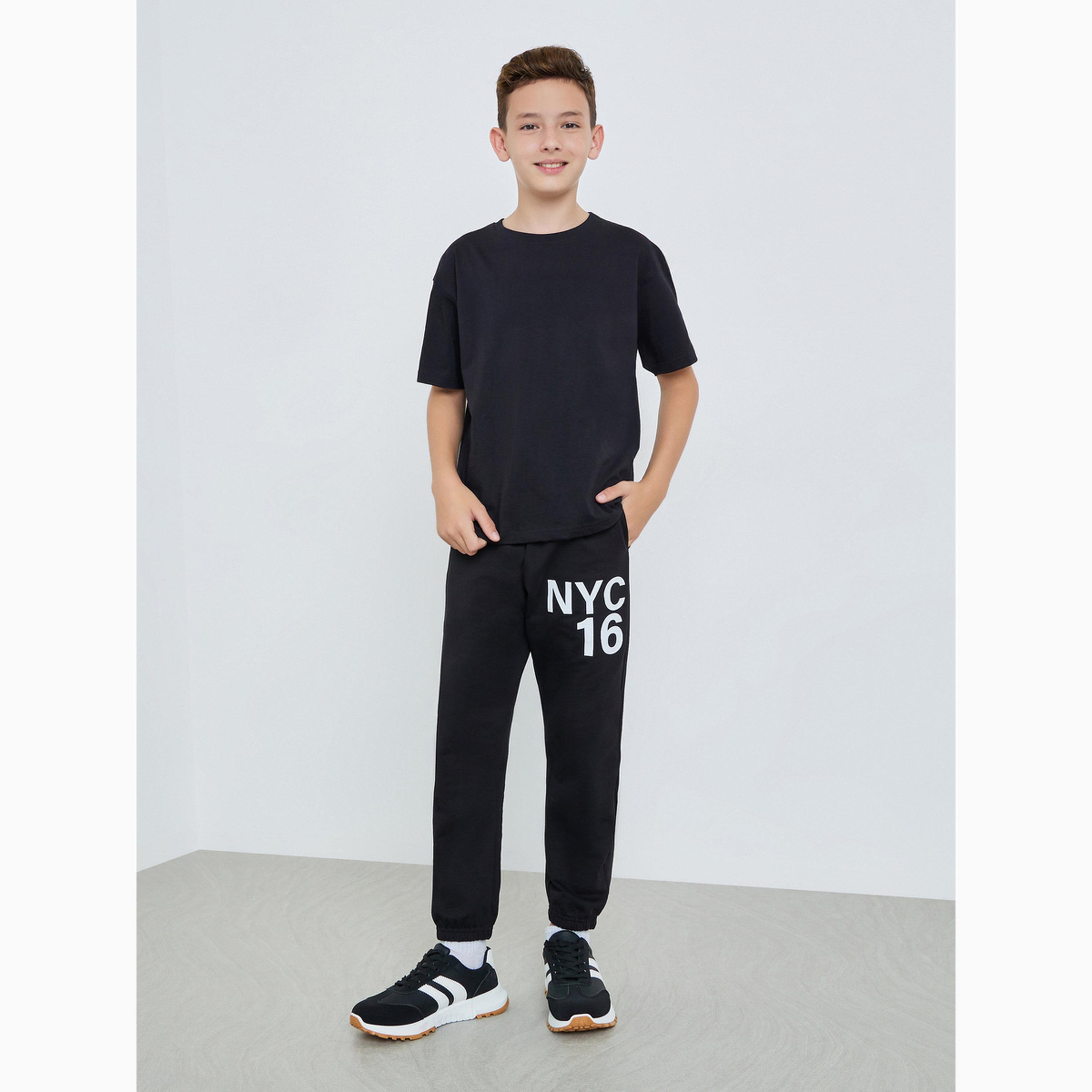 جوغر قطن بطبعة إن واي سي-boys-clothing-bottoms-joggersandtrackpants-image-2