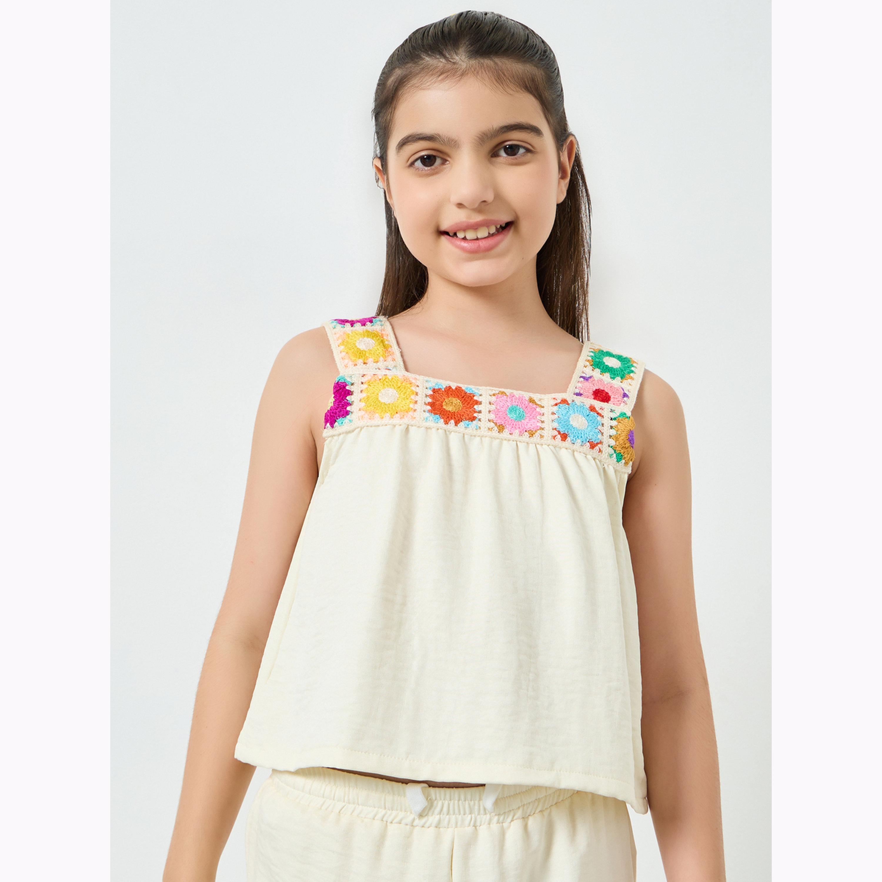 مجموعة من بنطال وبلوزة قطن بتفاصيل كروشيه للبنات-girls-clothing-setsandcoords-image-3