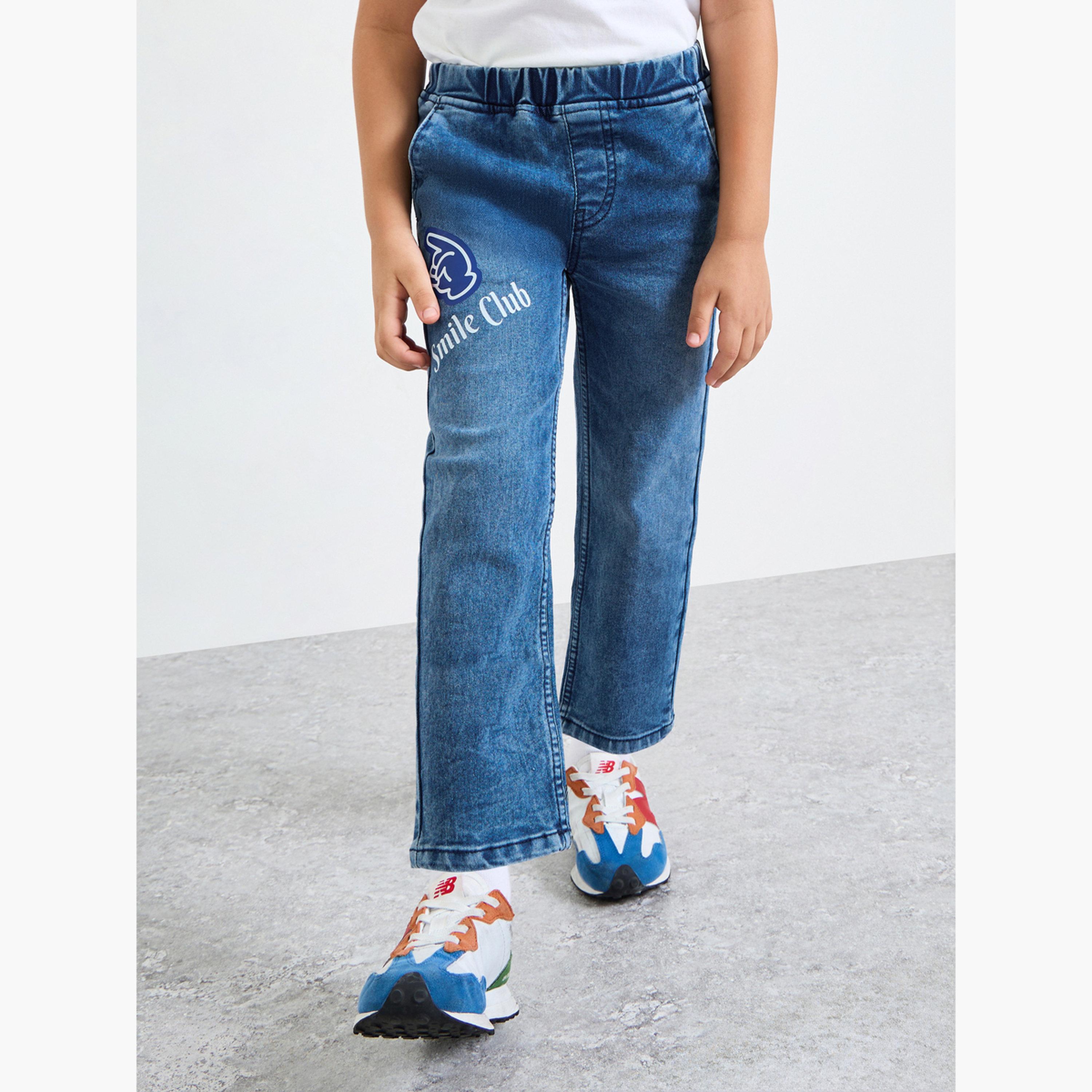 جينز سهل الارتداء بتفاصيل شارة للأولاد-boys-clothing-bottoms-jeans-image-1