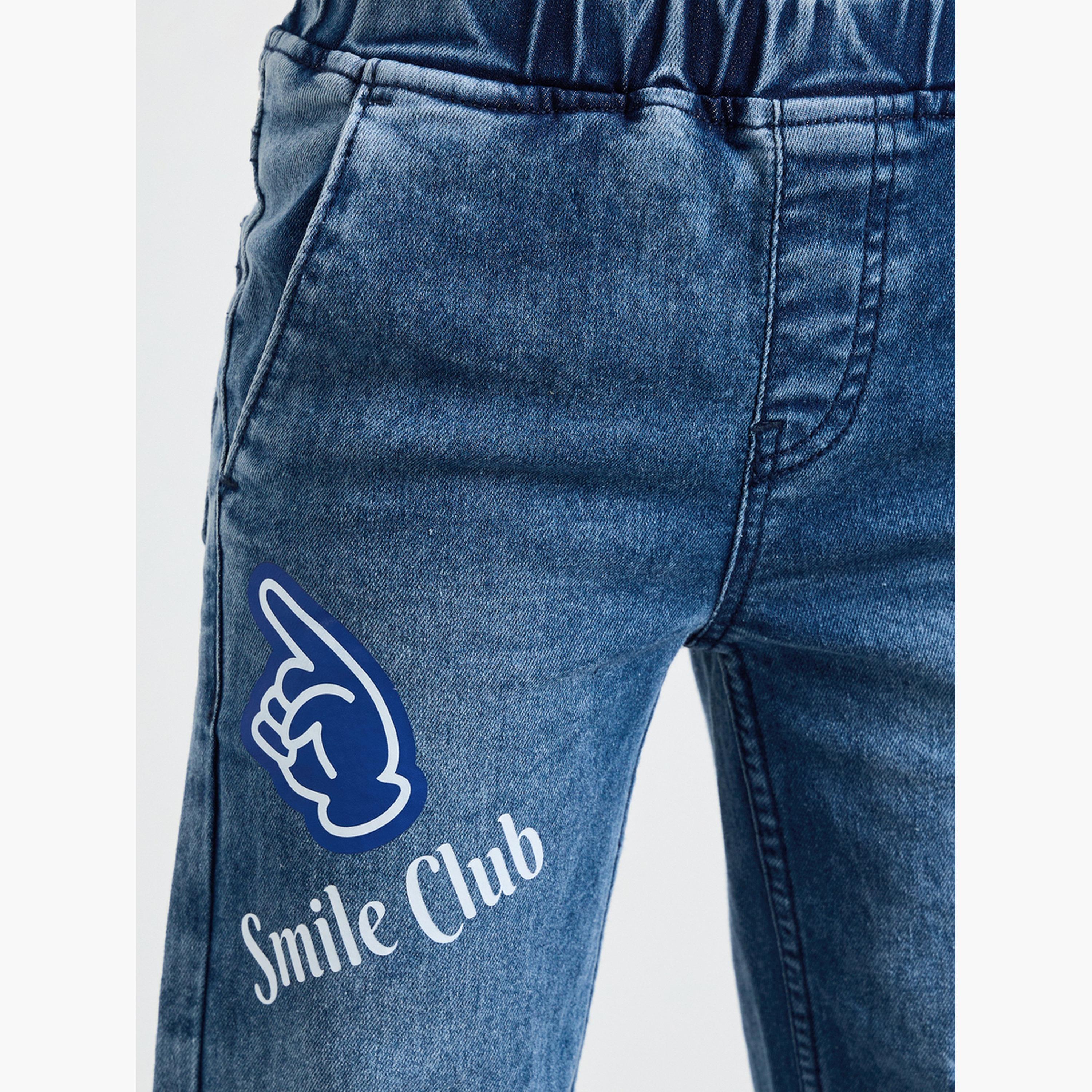 جينز سهل الارتداء بتفاصيل شارة للأولاد-boys-clothing-bottoms-jeans-image-3