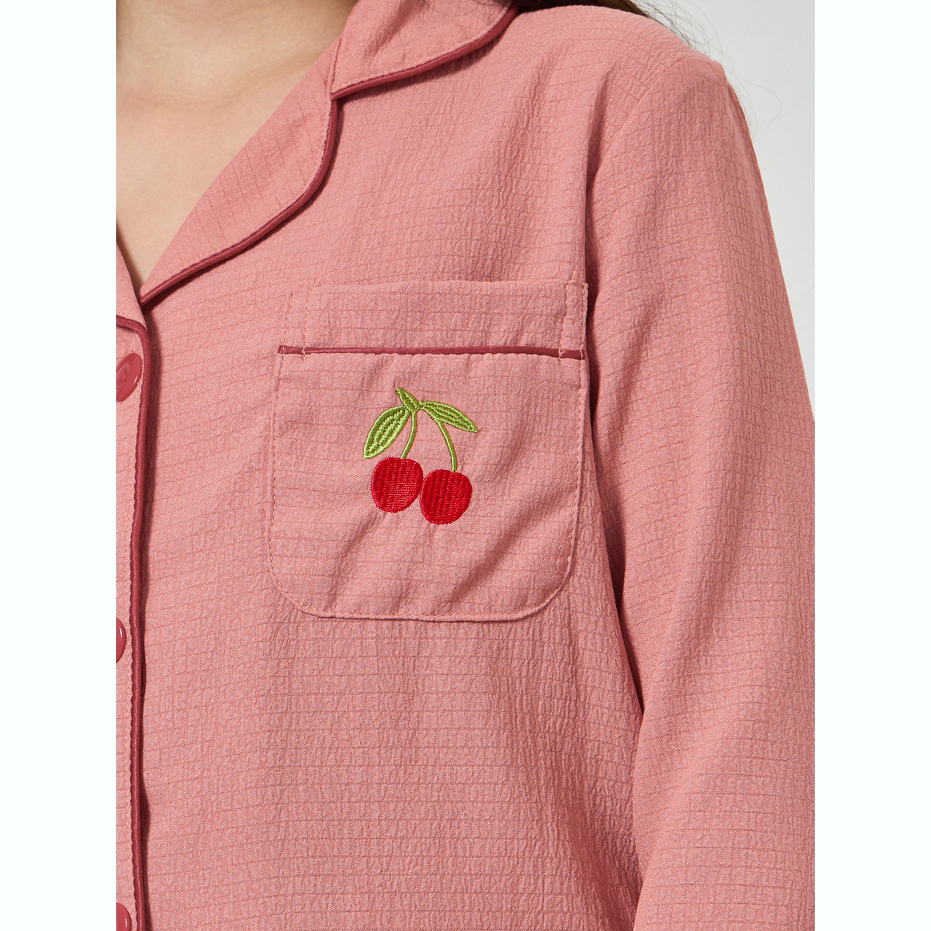 طقم بيجاما من بنطال وبلوزة بأكمام طويلة وتفاصيل بارزة الملمس-girls-clothing-nightwear-image-6