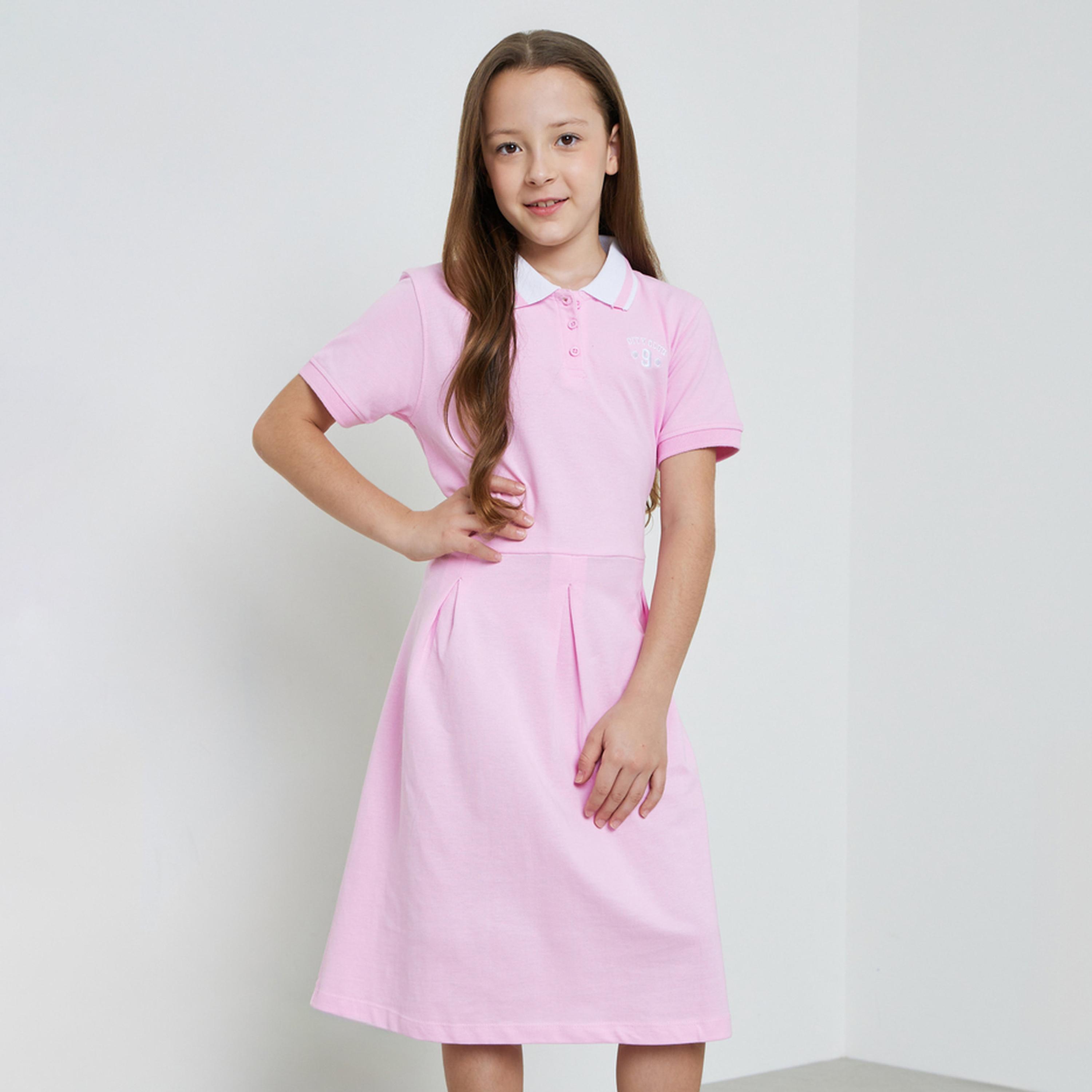 فستان بياقة بولو وتفاصيل صغيرة مُطرّزة-girls-clothing-dressesandjumpsuits-image-1