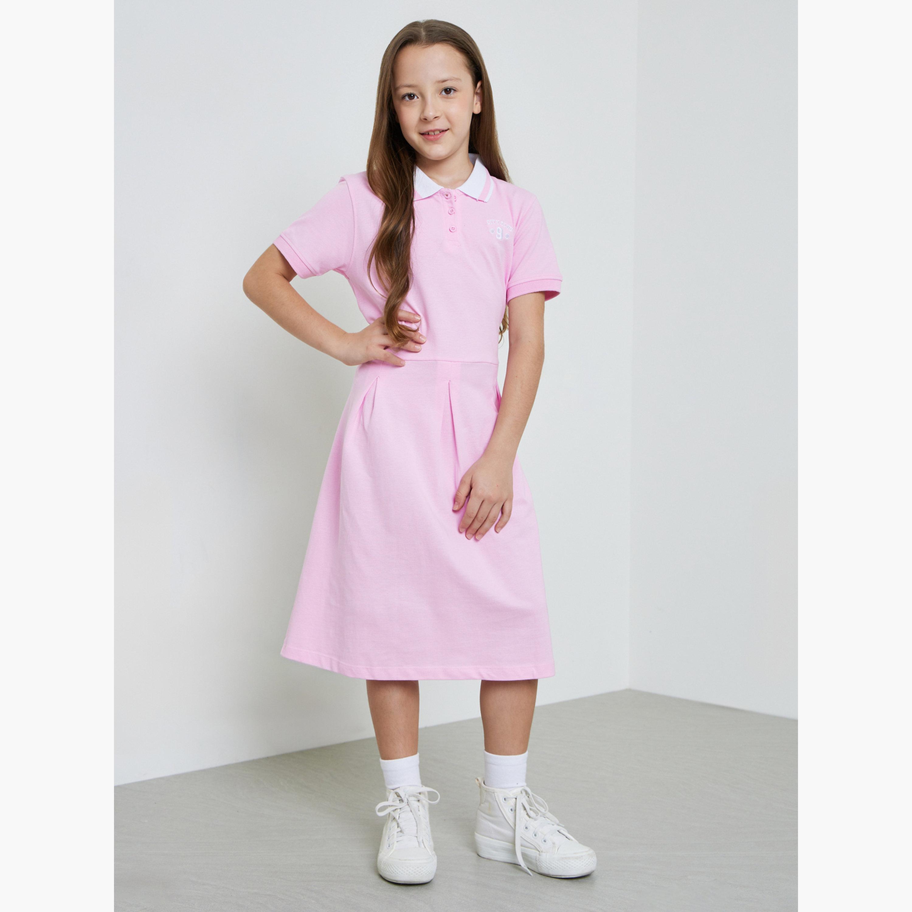 فستان بياقة بولو وتفاصيل صغيرة مُطرّزة-girls-clothing-dressesandjumpsuits-image-2